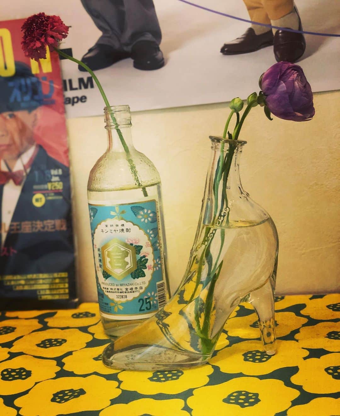 ちゃんまいさんのインスタグラム写真 - (ちゃんまいInstagram)「・ うちの花瓶は酒瓶です♡ ・ #お花のある暮らし  #お花のある生活  #酒瓶のある暮らし #酒瓶のある生活 #酒瓶インテリア」1月28日 16時22分 - dakko_shite_cho3