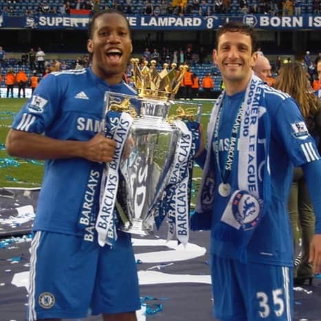 ジュリアーノ・ベレッチのインスタグラム：「#tbt 2010 Caminhei com gigantes. @didierdrogba lenda e amigo. @chelseafc #belletti #forever #cfc」