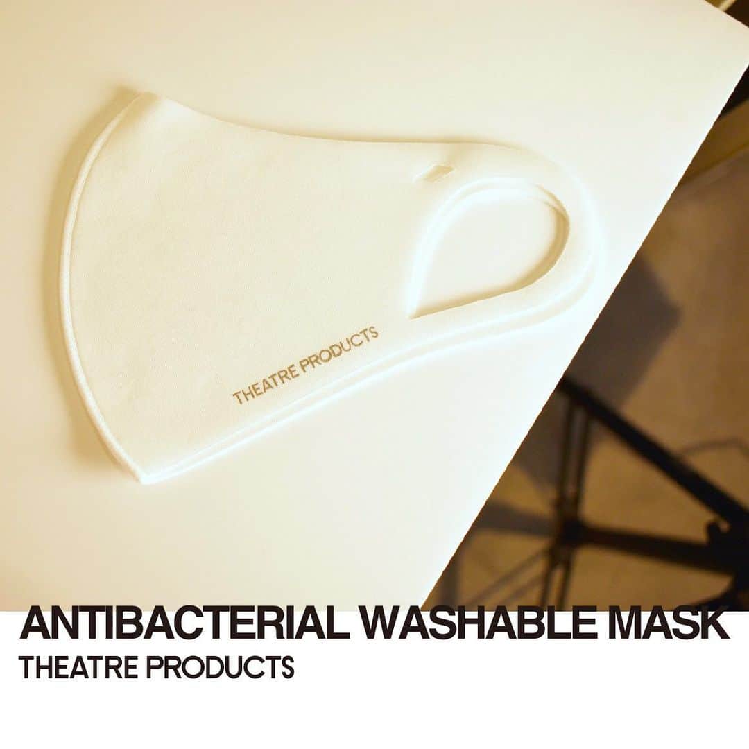 シアタープロダクツのインスタグラム：「ANTIBACTERIAL WASHABLE MASK  抗菌防臭加工を施した素材を使用したマスク。  マスク内の水分を素早く吸収・蒸発するため通気性が良く、 フィット性に優れた快適な付け心地です。  洗って繰り返しご利用いただけます。  男性にもちょうど良いサイズ感のユニセックスのMサイズと 少し小さめのSサイズの2サイズご用意しております。  2枚入り。  ※ハイライト、又はオフィシャルサイトのインフォメーション内のリンクよりご購入頂けます。  #theatreproducts #シアタープロダクツ #washable #mask」
