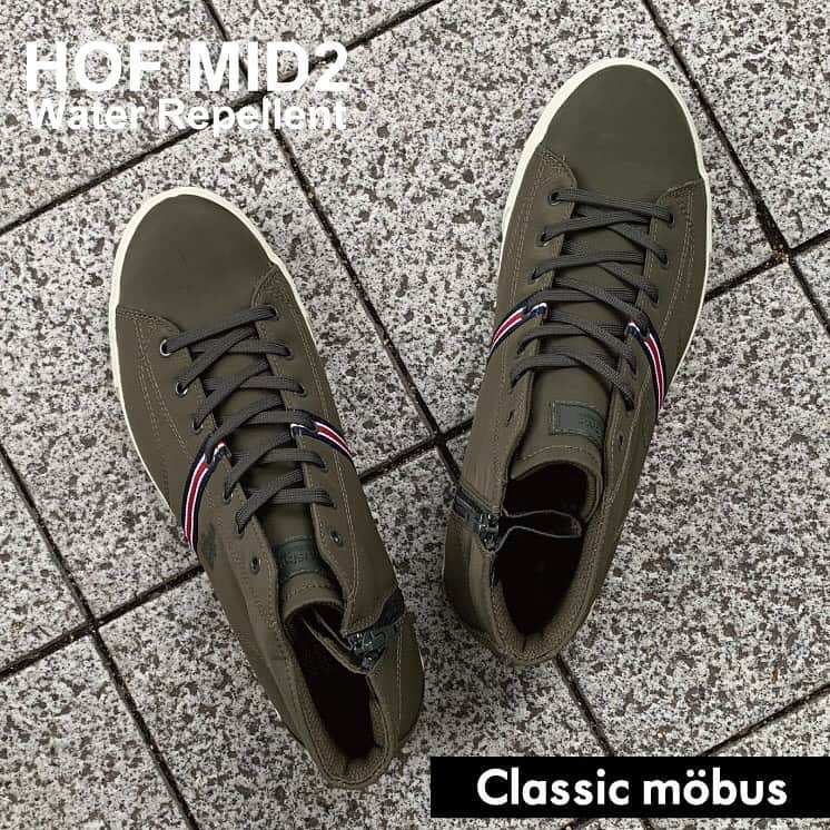 のインスタグラム：「HOF MID2 WR﻿ ﻿ ロングセラーモデルHOF MID WRが撥水加工を強化しマイナーチェンジしました。ナイロンの表面吹き付け加工から撥水層に漬けて染み込ませる加工に変更。雨の日も安心の生活撥水スニーカーです。﻿ ﻿ ーーーーーーーーーーー﻿ 👟﻿ ▶Price:7,800﻿ ▶Size:40-44﻿ ▶Material：はっ水加工ナイロン﻿ ーーーーーーーーーーー﻿ 🔎﻿ HOF MID2 WRの購入はアカウントトップの（@mobusofficial）から！﻿ ﻿ @mobusofficial﻿ @mobusshop﻿ @mobuskobe﻿ @mobuskyoto﻿ @mobusnagoya﻿ @mobusshimokitazawa﻿ @mobuskichijoji  ﻿ #mobus﻿ #モーブス﻿ #mobussneaker﻿ #モーブススニーカー﻿ #ドイツ﻿ #mobusofficial﻿ #mobusoriginal﻿ #HOFMID2WR﻿ #おしゃれさんと繋がりたい﻿ #ストリート﻿ #タウン﻿ #撥水﻿ #デートコーデ﻿ #アウトドア﻿ #雨の日﻿ #walk﻿ #kickstagram﻿ #冬コーデ﻿ #コーディネート﻿ #カジュアルコーデ﻿ #スニーカーコーデ﻿ #冬コーデ﻿ #足元コーデ﻿ #カジュアルファッション﻿ #キックス﻿ #スニーカー大好き﻿ #シューズ﻿ #ドイツ﻿ #ブンデスリーガ」