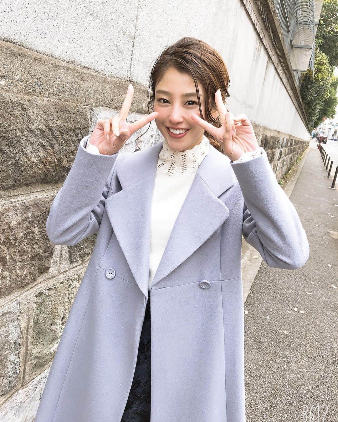 steady.のインスタグラム：「steady.2月号の岡副麻希さんのオフショットをお届け😋😋 ダブルピース✌️✌️がお似合い🙆‍♀️ 生活様式が変わってから 『やめたこと』『はじめたこと』についてお伺いしています。  最近のリラックス法はおうちでピラティスやストレッチを時間をかけてやることだそうです。  #steady #ステディ #新しい生活様式 #雑誌ステディ #雑誌steady #岡副麻希　さん　#アナウンサー #インタビュー」