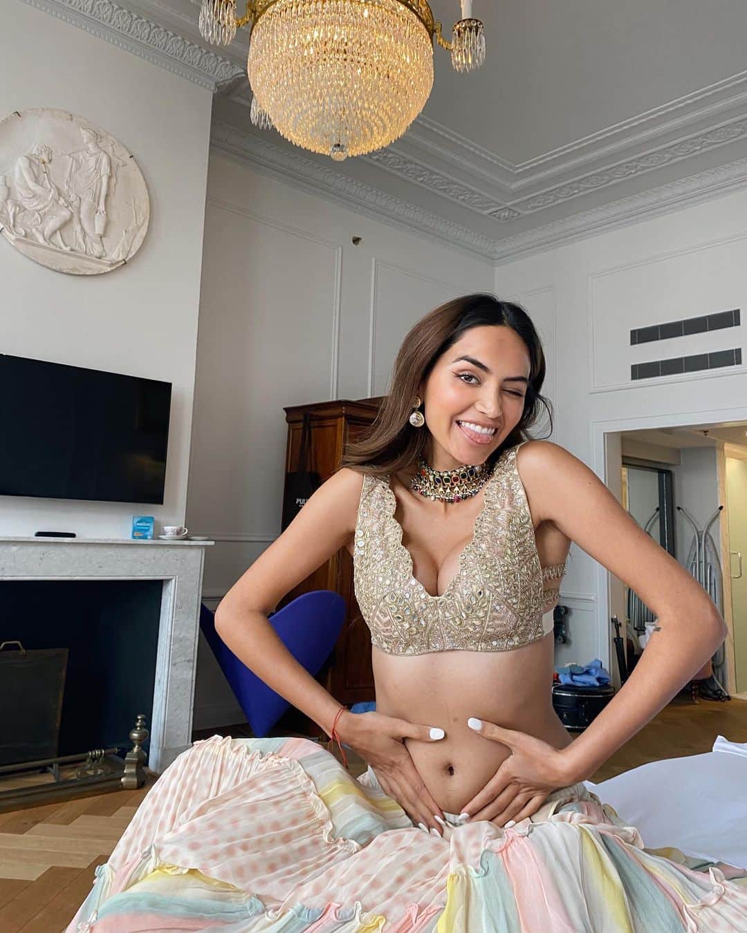Diipa Büller-Khoslaのインスタグラム：「This was back in month 4 of my pregnancy where everything might look glamorous but I was puking my guts out 3 times a day. Who else suffered with bad morning sickness?  Also gender reveal coming todayyyyyy 🤍🙏🏽」