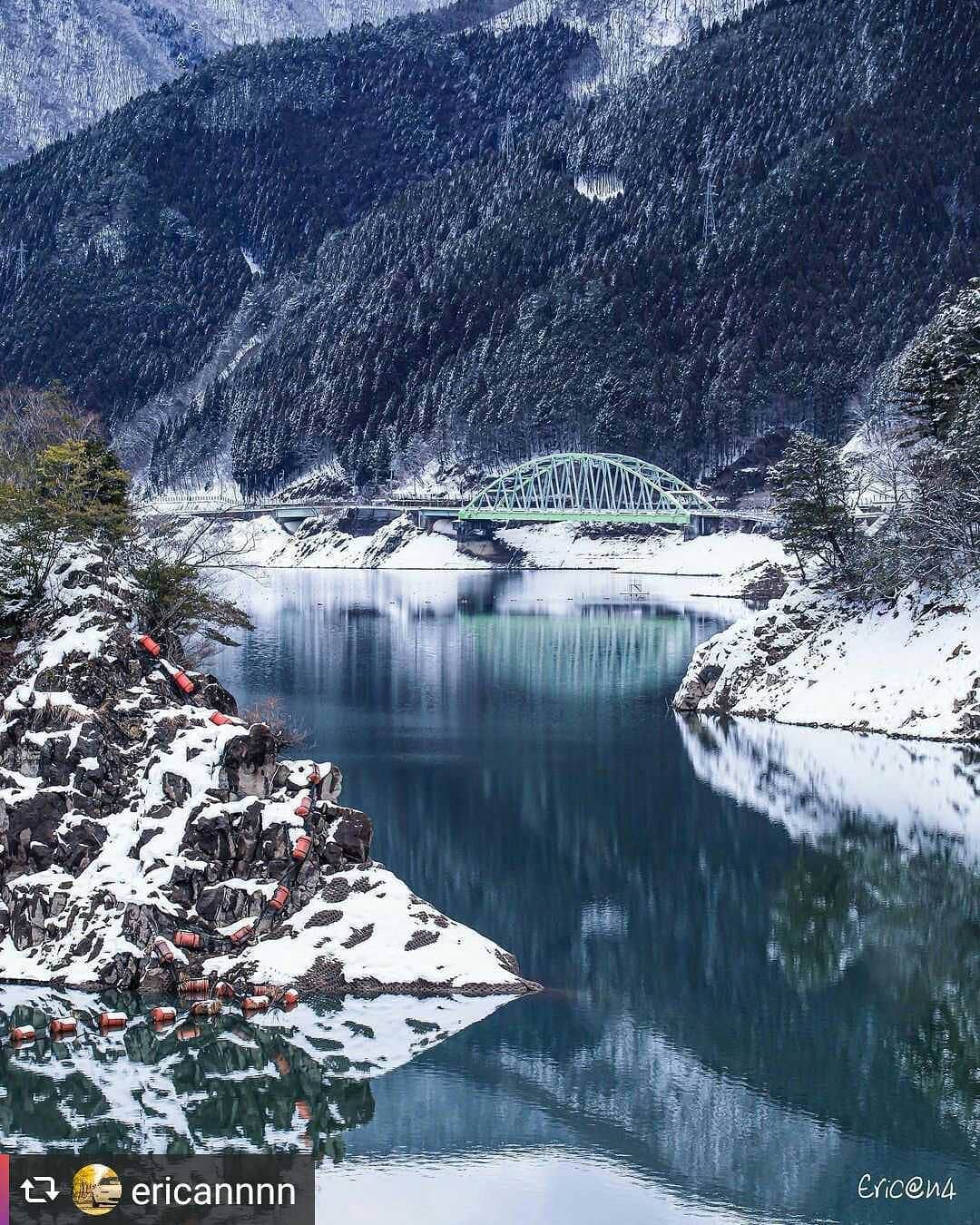 兵庫県さんのインスタグラム写真 - (兵庫県Instagram)「兵庫県公式インスタグラム『love_hyogo』です。  love_hyogoでは皆さんが#lovehyogo のハッシュタグを付けて投稿していただいた写真を紹介をさせていただきます。  本日のピックアップは @ericannnnさんのお写真です👑 ハッシュタグをつけての投稿ありがとうございます🙏  写真は、宍粟市にある『音水湖』(引原ダム)での一枚です📷✨  ほんのり雪化粧をした山間の深い緑に囲まれた音水湖(おんずいこ)✨ 60年以上の歴史を持つ人造湖ですが、時間とともに周りの豊かな自然にすっかり溶け込み天然の湖のようです🌌🌿 揺らぐ紺碧の湖水が何とも美しいですね💕  ここには、国内では珍しい1000メートル級の常設カヌーコースがあるので有名です。また、春には桜、秋には紅葉で彩られ、サイクリングや散策など湖畔の遊歩道や公園は訪れる人の憩いの場となっています。  兵庫にまつわる投稿は#lovehyogo のハッシュタグをお願いします👈  −−−−−−−−−−−−−−−−−−−−−−−−−−−−−−−−−−−−−−−−−−−−−−−−−−−−− 現在、兵庫県下に緊急事態宣言が発令中ですので、不要不急の外出自粛をお願いいたします。『love_hyogo』のインスタグラムでほんの少しでも明るい気持ちになりますよう、お写真でお楽しみください。  兵庫県では、新型コロナウイルス感染拡大を予防する『ひょうごスタイル』（📍3密（密閉、密集、密接）の回避📍身体的距離の確保📍マスクの着用等）の推進のご協力をお願いしています。  #兵庫県#兵庫#lovehyogo#love_hyogo#photooftheday#followme#宍粟市#音水湖#引原ダム#波賀町#雪景色#新三久安大橋#音水渓谷#人造湖#冬景色#自慢したい兵庫の景色」1月28日 16時34分 - love_hyogo