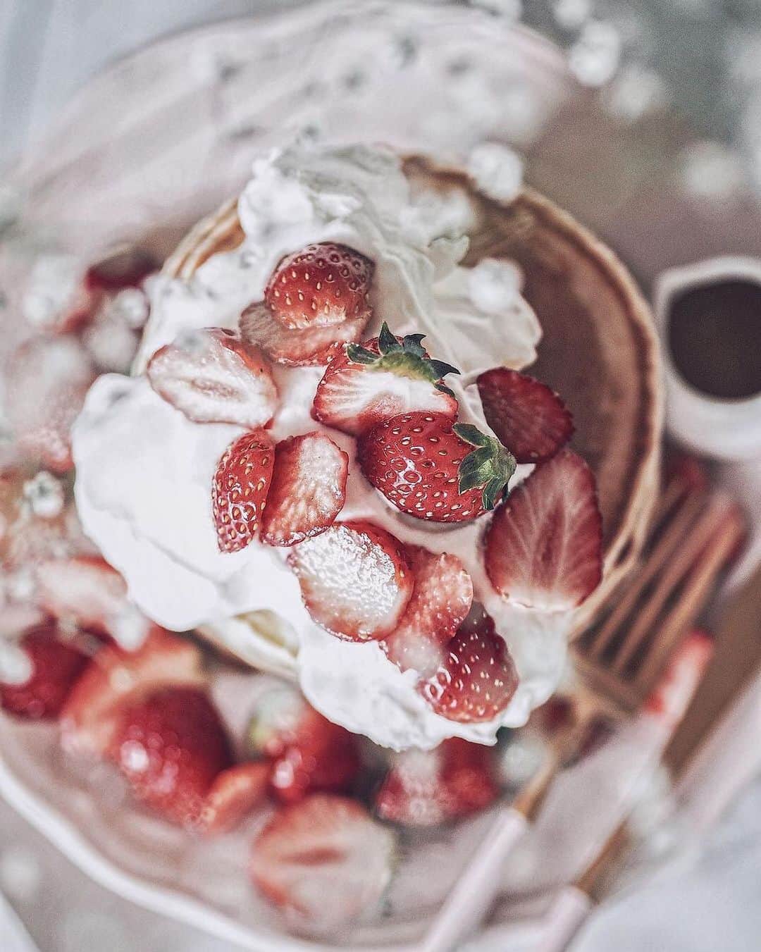 OLYMPUS_PEN_LOVERのインスタグラム：「@x_m_a_y_u_xさんの写真をご紹介◎  とっても可愛いいちごのパンケーキ🍓 白い部分があることでふんわりした印象になります❣️ なかなか外に遊びにいけない今は、おうちでスイーツ手作りするのもいいですね🌷  >>> OLYMPUS PEN で撮影し「#penのある生活 」をつけて投稿いただいた皆様のお写真をご紹介いたします！ ﻿ ----------------------------------------------------﻿ 📷photo by @x_m_a_y_u_xさん  https://www.instagram.com/p/CDY0L4Whxyy/?utm_source=ig_web_copy_link ----------------------------------------------------﻿ ﻿  #ミラーレス一眼 #カメラ #camera #写真好きと繋がりたい #olympuspen #オリンパスペン #olympus #オリンパス #penとおでかけ #penのある生活 #om_photo #om写真投稿 #カメラ女子 #おうちカフェ #いちごスイーツ #甘いもの #パンケーキ #pancakes」