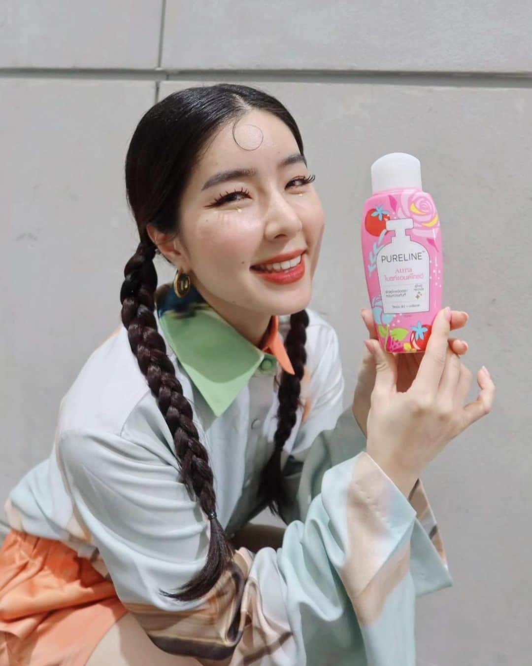 GYEON SEOのインスタグラム：「_* PURELINE AURA LOTION 💗 . . เคล็ดลับผิวขาว หอมนานนน ของจียอน นี่เลยค่ะโลชั่นเพียวไลน์ ออร่า สีชมพู ราคาแค่ 29 บาท   ทั้งบำรุงผิวขาว ออร่า ยิ่งทายิ่งขาว แถมกลิ่นหอมมากก ทำงานทั้งวัน ผิวหอม ผิวสวยตลอดวัน  ซื้อได้ที่ -> แมคโคร ซีเจ ซูเปอร์ มาเก็ต ร้านขายประจำแต่ละจังหวัดและร้านค้าใกล้บ้านคุณทั่วไป  ใครหาไม่เจอก็ คลิกลิ้งค์นี้! ถามได้เลย >> https://www.facebook.com/PurelineAuraTH Hashtag #โลชั่นเพียวไลน์ออร่า #ใช้แล้วออร่าเหมือนจียอน #ขาวปังหอมนาน #ผิวออร่าหอมนาน #ถูกและดี」