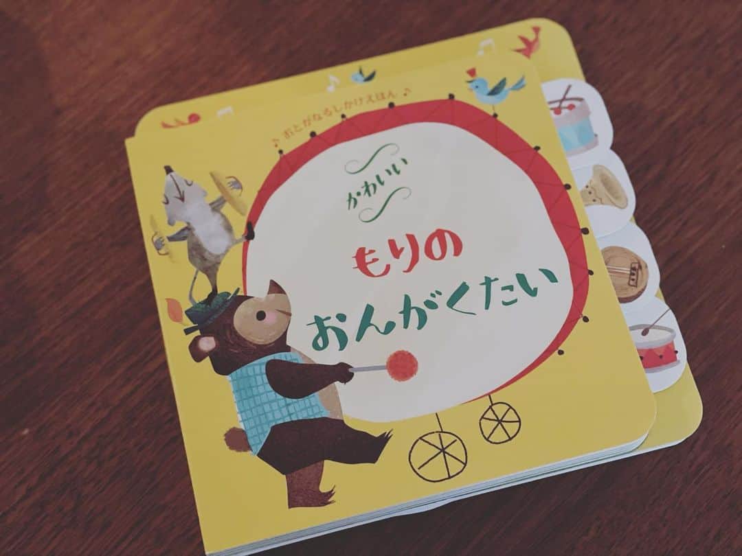 英玲奈さんのインスタグラム写真 - (英玲奈Instagram)「娘が大好きな絵本。 タグを引っ張ると楽器の音が流れて、最後のページのボタンを押すと色んな楽器を合わせた一曲が流れます。 よっぽどギャン泣きしてなければこれで泣き止みます。 ママはずーっとボタンを押し続けてますw  #娘#daughter#生後2ヶ月#女の子ママ#girlmom#女の子ベビー#girlbaby #絵本#音の鳴る絵本 #もりのおんがくたい」1月28日 16時46分 - erena_erenyan