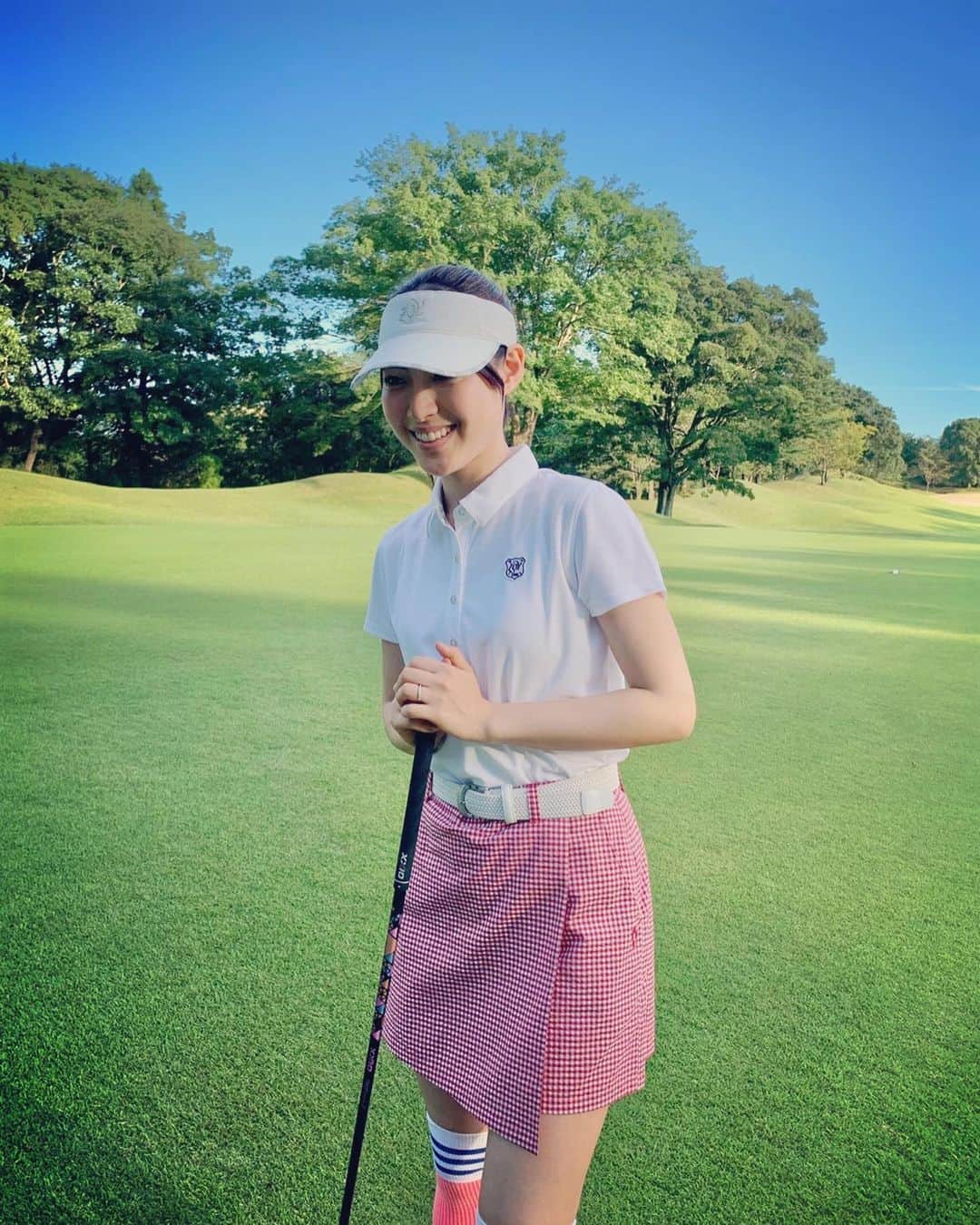 瀧本美織のインスタグラム：「⛳️ ゴルフウェアって可愛いのがたくさんありますね😆 まだ打ちっぱなし止まり…ゴルフちゃんとやりたいな！ 今夜、4話です。   #知ってるワイフ  #ゴルフ女子 に憧れ女子」
