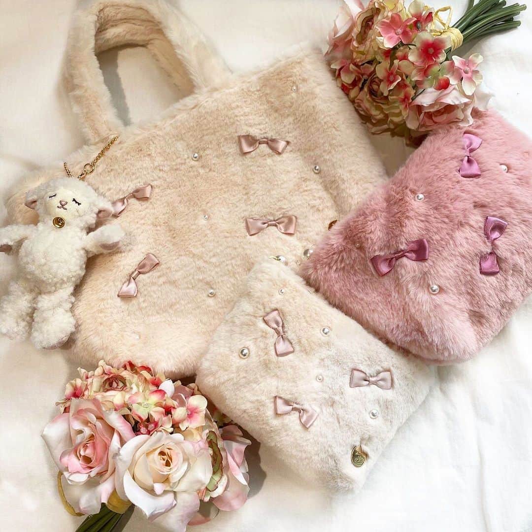のインスタグラム：「. ＼ふわふわもこもこで気持ちい✨／ . 全国ショップにて ファーリボンパールシリーズが好評販売中！ . 手ざわりの良いふわふわのファー生地に 小さなリボンとパールで上品に...♪ . 冬にピッタリなシリーズです🎀 . 公式通販ストライプクラブ、 ZOZOTOWNでも好評販売中！ . . #maisondefleur#メゾンドフルール#フルール#フルール女子 #トート#トートバッグ#バッグ#バッグの中身 #かわいい女の子#かわいいもの好きな人と繋がりたい #パール#パールアイテム#もこもこ#ふわふわ#冬アイテム#ファー#ファーアイテム #リボン#リボンアイテム#ピンク#ピンク好きさんと繋がりたい .」