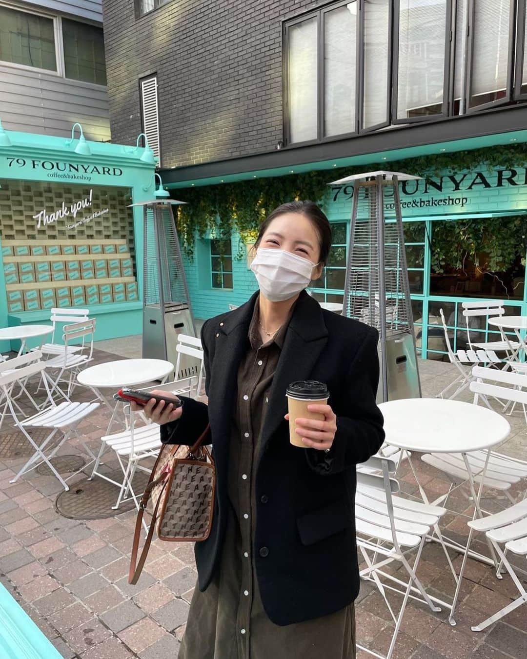キム・ギバンのインスタグラム：「. 진짜 예쁨.. 요 눈에 반한덕에 내인생 꽃길중~ 마스크로 안가려짐..😷😷  (feat.내가 잘 반했네~😏) . #희바리 #내가좋아하는눈 #매일매일행복함 #따아는손녹임용🤣 #늘고마워요💚  #팔불출남편」