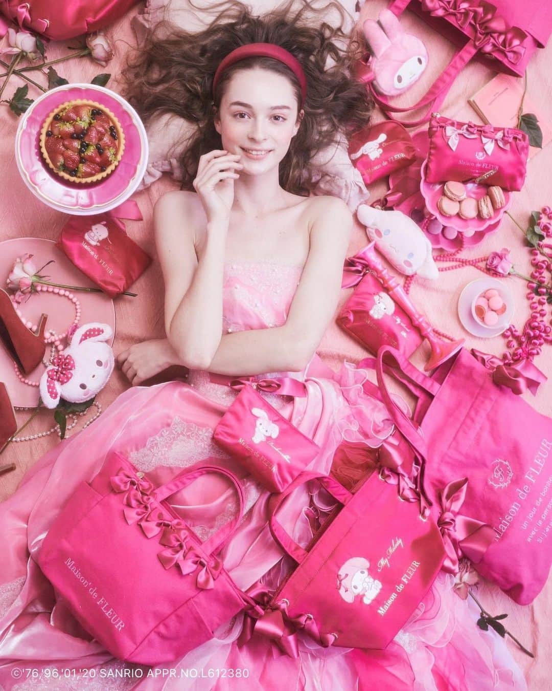 のインスタグラム：「. Maison de FLEUR PINK MANIA 2021 Sanrio characters collection . たくさんのPINKに囲まれていたい... . PINKが大好きな女の子へ向けた 毎年大好評の”PINK MANIA”シリーズが 2/11(thu)より全国ショップにて販売開始🎀 . なんと今年はPINK MANIAでは初となる サンリオキャラクターズとのコラボレーションアイテムを販売！ . マイメロディ・マイスウィートピアノ・ぼんぼんりぼん・ポチャッコ・シナモロール。 それぞれのキャラクターのあざと可愛いポーズにも注目♪ ホワイトカラーが特徴のシナモロールとポチャッコも 今回はピンクに染まった特別仕様に。ぜひご注目ください。 . トートバッグにポーチ、ティッシュケースに加え、 今年はマスクケースも登場！ 裏地はオリジナルの花柄で開けた時も可愛い仕様に💐 . . ※2/11(thu)～2/17(wed)まではおひとり様1アイテムにつき2点まで。2/18(thu)以降は個数制限はございません ※初日のみ取り置き不可2日以降は在庫があればお取り置き可能 ※他店へのお取り寄せ不可 . . ＼さらに！／ 公式通販ストライプクラブでは 1/29(fri) 20:00 ～2/7(sun) 23:59まで 先行予約を受け付けいたします♪ . ♦公式通販ストライプクラブ先行予約詳細 　<予約期間> 　1/29(fri)20:00～2/7(sun)23:59 　<お届け予定> 　2月中旬 　<注意事項> 　※おひとり様1アイテムにつき２点まで 　※予約上限に達し次第受付終了となります。 　※撮影はサンプルにて行っております。実際にお届けする商品とサイズ、カラーが多少異なる場合がございますのでご了承ください。 . . 公式通販ストライプクラブ、ZOZOTOWNでの通常販売は2/10(wed)20:00より販売開始です！ 　※ZOZOTOWNでは、Sanrio characters collection 商品のお取り扱いはございません。 　※おひとり様1アイテムにつき２点まで . ピンクのSanrio charactersと一緒に、 バレンタインシーズンの気分を高める PINK MANIAをお楽しみください...🍫🎀♬ . #maisondefleur #fleur #メゾンドフルール #フルール #フルール女子 #MDF#サンリオ#sanriocollection #sanriocharacters #サンリオ好きな人と繋がりたい #サンリオキャラクターズ #サンリオ #トートバッグ #トートバッグコーデ #ポーチの中身 #バッグの中身 #マスクケース #ピンク #ピンク好き #ピンクマニア #ピンクマニア2021mdf #ピンク好きな人と繋がりたい #ピンク好き女子 #あざとい #あざとい系女子 #あざとかわいい #ショッキングピンク #ビビットカラー .」