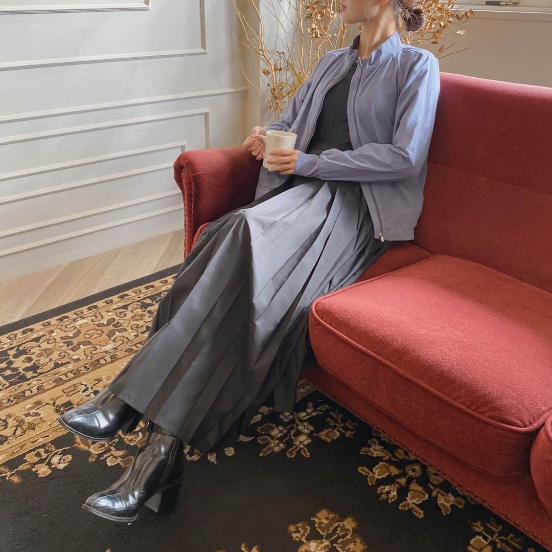 DANSKIN Japanのインスタグラム：「【DAYLY STYLE】⁠ ⁠ 休日は近所のカフェでリラックス。⁠ ⁠ 撥水、UVケア（UPF15-30、紫外線カット率85％以上）機能を持つプリーツスカートは⁠ 軽量ナイロン素材のジャケットとあわせてカジュアルダウン。⁠ ⁠ 動きを妨げにくいストレッチ性と、柔らかな風合いが特徴的なジャケットは⁠ パワーストーンのラピスラズリからインスピレーションを得た新色です。⁠ ⁠ スポーティーでシンプルなデザインなので、⁠ エクササイズからデイリーまでさまざまなシーンに幅広く使えます。⁠ 吸汗速乾、ストレッチ、UVケア（UPF15-30、紫外線カット率85％以上）機能付きもうれしいポイント。⁠ ⁠ ジャケットのインには柔らかな肌触りで吸汗速乾・抗菌防臭機能付きの軽量快適ロングスリーブT。⁠ 身体にフィットしたサイズ感で、動き易く、ALL DAYの名前の通り毎日着用したくなる着心地。⁠ ⁠ ⁠ ジャケット⁠ ESSENTIAL FIT JACKET⁠ No.DA30360　￥11,000⁠ ⁠ プリーツスカート⁠ PLEATED SKIRT⁠ No.DC421104　￥16,500⁠ ⁠ ロングスリーブT⁠ ALL DAY ACTIVE LIGHT L/S CROP TEE⁠ No.DA721104　￥5,720⁠ ⁠ ⁠ #danskin #danskinjapan #ダンスキン #しなやかに生きる⁠ ⁠」