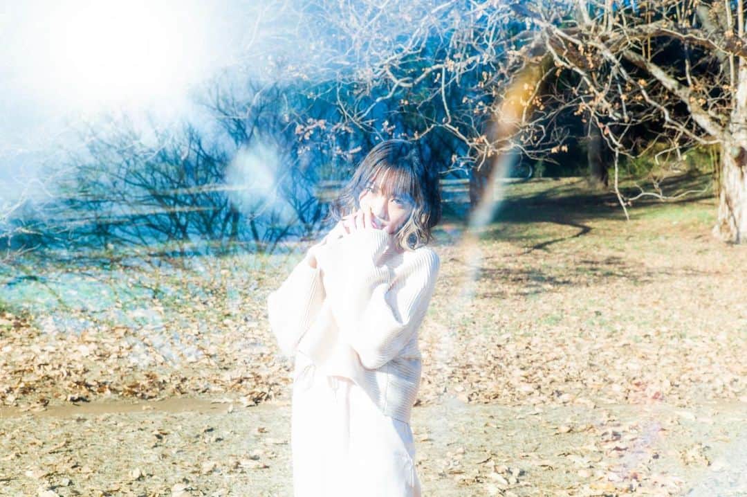 MIMORIのインスタグラム：「#作品撮り #shooting #photography #tokyo #forest #park #japan #japanese #japanesegirl #girl #model #winter #white #whitecode #naturalmakeup #mediumhair #blue #filter  #撮影#モデル#作品#ナチュラルメイク#ミディアムヘア#白#ホワイトコーデ」