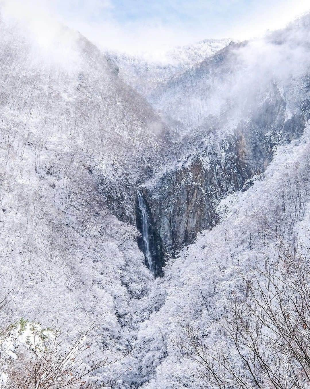 ?長野県 観光 公式インスタグラム さんのインスタグラム写真 - (?長野県 観光 公式インスタグラム Instagram)「// Photo by @saitomokiti ﻿ Kanman Falls Observation Deck (Yamanouchi Town)  Kanman Falls is a large waterfall in Shiga Kogen with a plunge of 107 meters and a width of 20 meters.  From the observation deck, the scenery of the waterfall opens up before you. It is a popular photo spot among photographers.  ＝＝＝＝＝＝＝＝＝﻿ ﻿ 圧巻の冬景色 「澗満滝展望台」 ＠山ノ内町  志賀高原にある 落差107m、幅20mにも及ぶ 大瀑布「澗満滝（かんまんだき）」🍃  展望台からは迫力満点の光景が広がり カメラマンからも人気の撮影スポットです✨  ＿＿＿＿＿＿＿＿＿　﻿ ﻿ Location / Yamanouchi Town, Nagano , Japan ﻿ ﻿ #おうちでながの﻿ #長野のいいところ ﻿ #澗満滝展望台 #山ノ内町 ＿＿＿＿＿＿＿＿＿ ﻿ ﻿ 📸インスタアワード作品募集中⛄️  #長野の車窓から #長野の雪遊び 撮影場所(長野県内に限ります)  をキャプションに入れて 応募期間（12/28～2/28﻿）に投稿してください。 優秀作品に選ばれると 長野県特産品セットをプレゼント🎁  詳しくはプロフィールのリンクからご覧ください﻿。」1月28日 17時00分 - nagano_japan