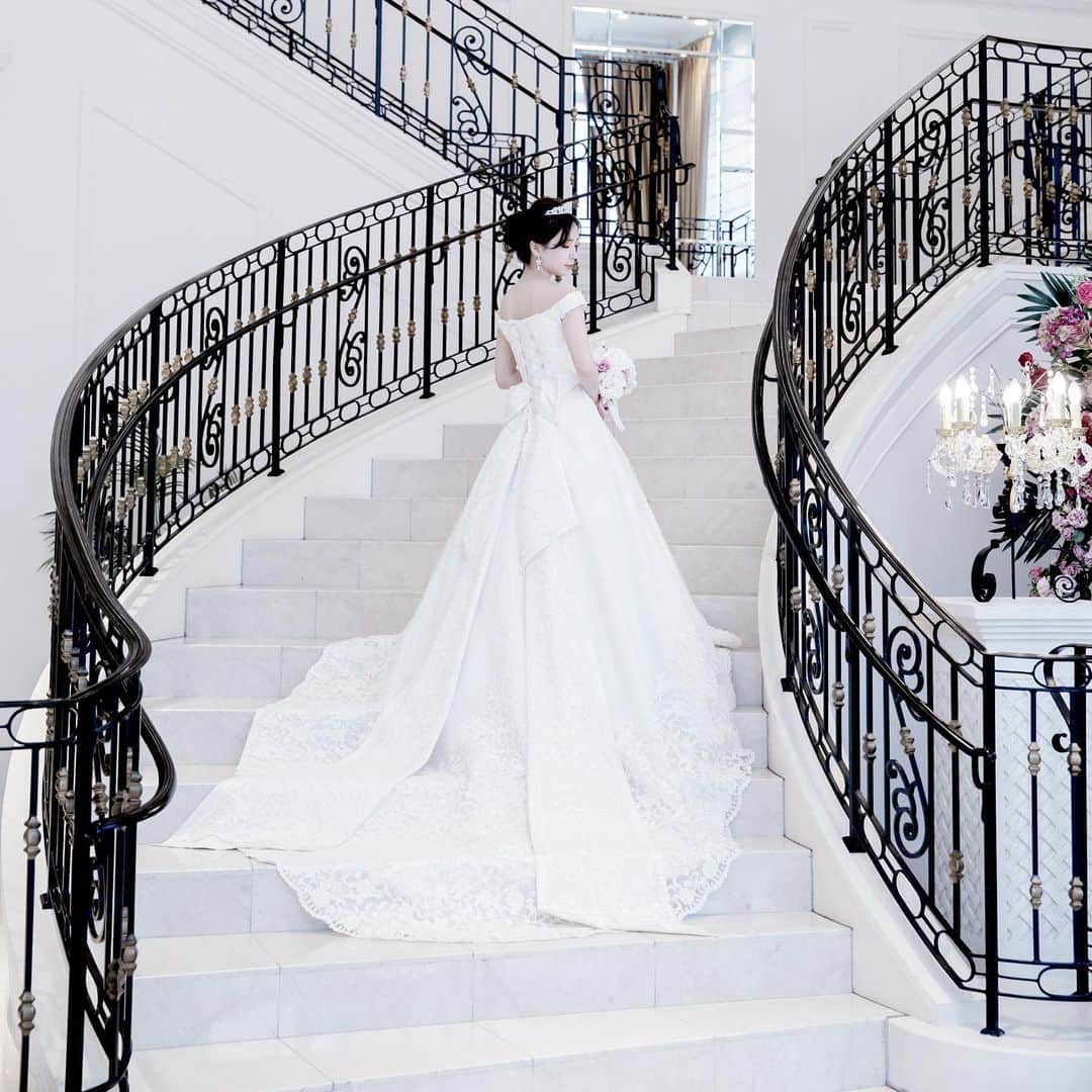 のインスタグラム：「ウェディングドレス 載せていなかったので、、、 前撮りのお写真です。  #結婚式 #前撮り #前撮りポーズ  #アニヴェルセル #anniversaire  #ウェディングドレス #オフショルダードレス」