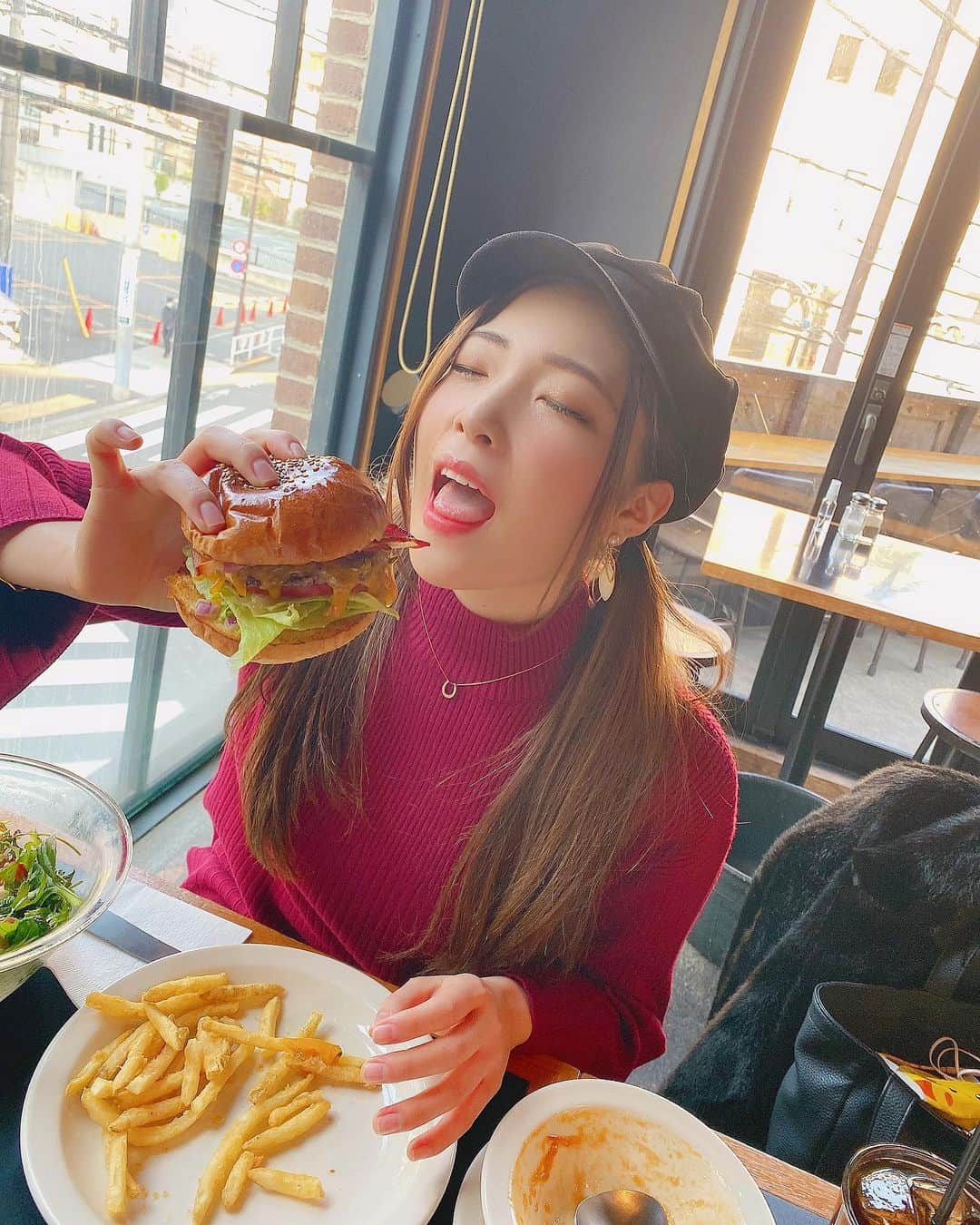 美波沙耶さんのインスタグラム写真 - (美波沙耶Instagram)「口に入れる３秒前🍔💓 （カメラマンはここみん） ・ #美波沙耶 #セクシー女優 #バンビプロモーション #バンビプロモーション所属 #ハンバーガー #🍔 #ハンバーガー屋 #原宿グルメ #原宿カフェ #原宿ランチ #原宿 #ツインテール #followｍe #follow #フォロー大歓迎 #フォローしてね #フォローミー #有名になりたい #instagram #instapic #instagood #instalike #instafood #insta #japanesefood #japanesegirl #japan_of_insta #japan_daytime_view #japan_photo #キャスケット」1月28日 17時01分 - saya3na3