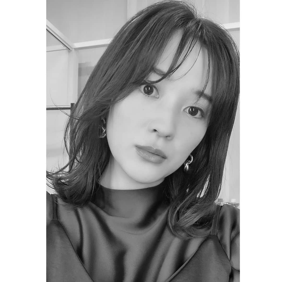 亜希子のインスタグラム：「自宅おこもり生活でしたが、久しぶりにメイクしたので、震える手で自撮りおばさん。  ハァハァ。自己肯定感を取り戻す。  切りたての髪型、イケてるやろ。。。  ゴッドハンド大島師匠(@koujioshima )ありがとう、ありがとう。  水道橋博士さんとの番組収録はまたお知らせしまーす！」