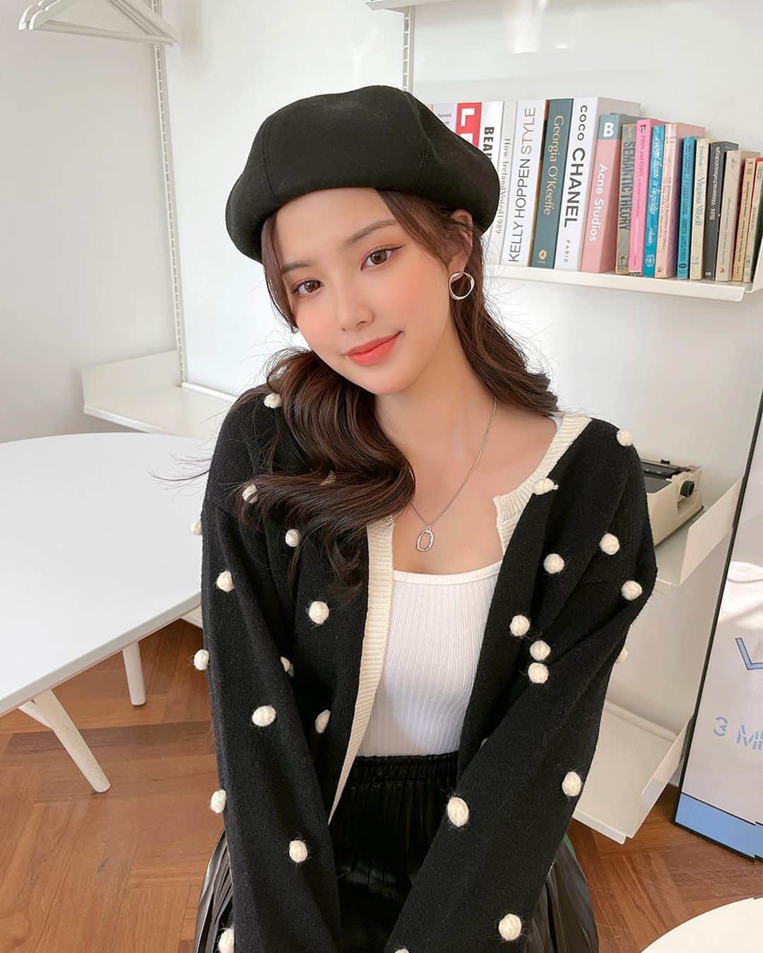 Chuuのインスタグラム：「동글동글 방울 모양으로 러블리한 가디건 소개해드려요🤎  적당히 여유있는 핏의 가디건으로 베이직한 티셔츠 또는 슬리브리스에 가볍게 입기 좋고 미니 스커트, 데님 등과 코디했을 때 방울 모양이 귀여움 가득!!💞 오늘부터 5살 정도는 어려질 수 있겠죠?!,!,???  #chuu#츄#봄가디건#봄신상#lovely_daily_look_chuu」