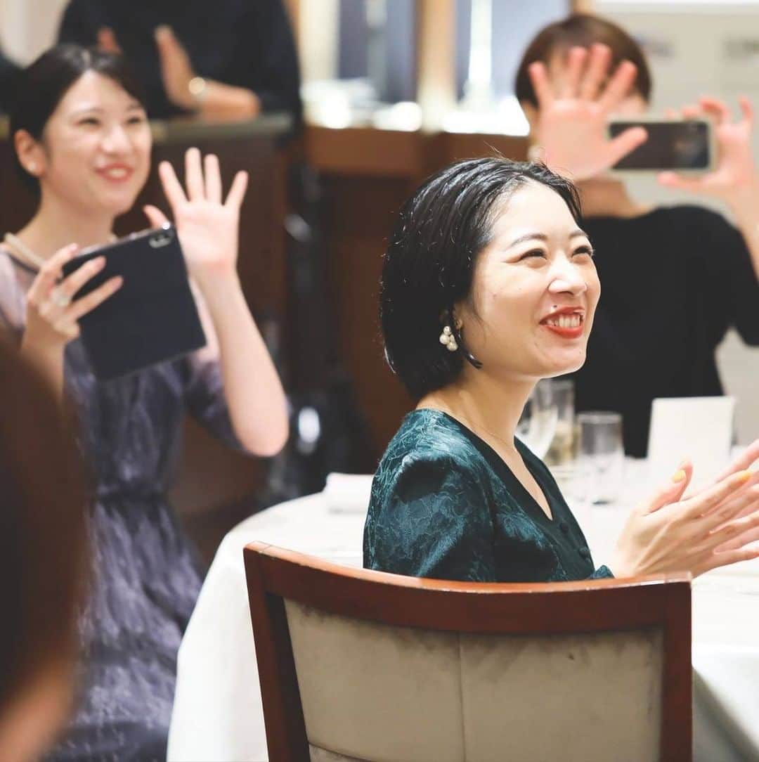LAZOR_GARDEN_NAGOYAさんのインスタグラム写真 - (LAZOR_GARDEN_NAGOYAInstagram)「. ゲストの笑顔が溢れる結婚式…♡ 様々なところにおもてなしを散りばめて いつまでも心に残るような 時間を作り上げましょう＊ . ------------------ . @lazor_garden_nagoya をフォローし 『#ラソールガーデン名古屋』をつけて 検索してくださいね＊ . #スタイルズ花嫁 #ラソール花嫁 #ブライダルハウスtutu #プレ花嫁 #卒花 #披露宴 #令和花嫁 #日本中のプレ花嫁さんと繋がりたい #結婚式 #名古屋花嫁 #東海花嫁 #愛知花嫁 #ガーデンウェディング #邸宅ウェディング #ラソ組 #marryxoxo #DRESSY花嫁 #シャンパン　#オフショット #乾杯ショット #ゲスト #披露宴演出 #オリジナルウェディング #ナチュラルウェディング #披露宴演出 #結婚式演出 #ウェディングアイディア #ウェディングフォト #テーブルコーディネート」1月28日 17時08分 - lazor_garden_nagoya