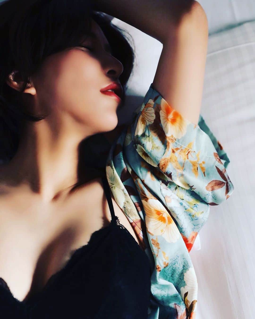 ちゃんうさのインスタグラム：「エモい。  …って、使い方あってるかわからないけど使ってみた🤭💕  最近たまに暖かい日があって太陽が気持ちいいな☀️まだまだ寒いけど春が楽しみ💛るんるん . . . #明日は寒いらしい #春 #冬 #ポートレート  #撮影 #グラビア #エモい #大阪  #portraitphotography #cameraman #gravure #japanesegirl #japan_photo #photographylife #emoi  #るんるん #ちゃんうさ」