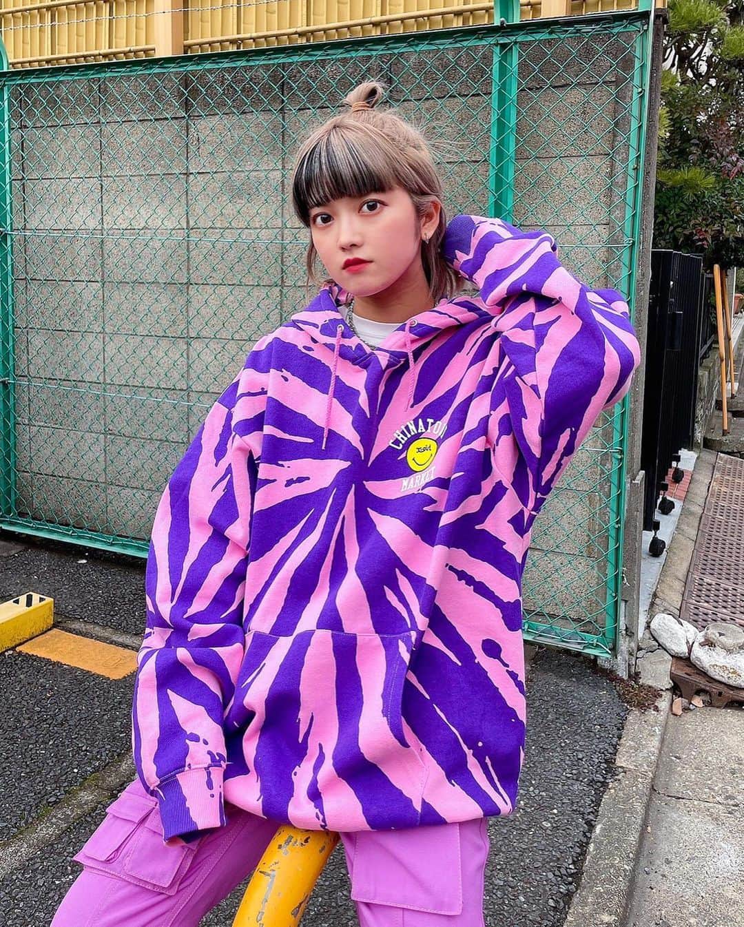 XGIRL_ootdのインスタグラム：「#xgirl_ootd @yk_mesuke25 155cm X-girl HARAJUKU STAFF ・ ---------------------------- ・ ▪️X-girl × CHINATOWN MARKET SMILEY(R) SWEAT HOODIE ￥12,500 + tax (SIZE L) ▪️MULTI POCKETS FLARE PANTS ￥12,000 + tax (SIZE S) ・ ---------------------------- #xgirl #xgirljp #xgirlus #エックスガール #xgirl_ootd #ストリートファッション #メンズライクコーデ #メンズライク」