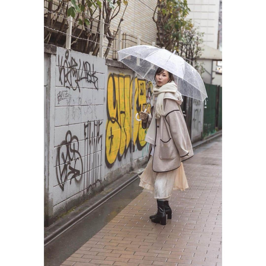 広岡あんずのインスタグラム：「. 雨だけど一緒にいれば楽しいね？ 寒かったら手を繋げば暖かいよ🥰 . #彼女感 #雨の中のデート #カメラの教室 #彼女とデートなうに使っていいよ  #被写体 #撮影会 #モデル #雨 #傘 #手繋ぎ #振り向き #デート  #photography #model #followｍe  #写真で伝えたい私の世界 #camera」