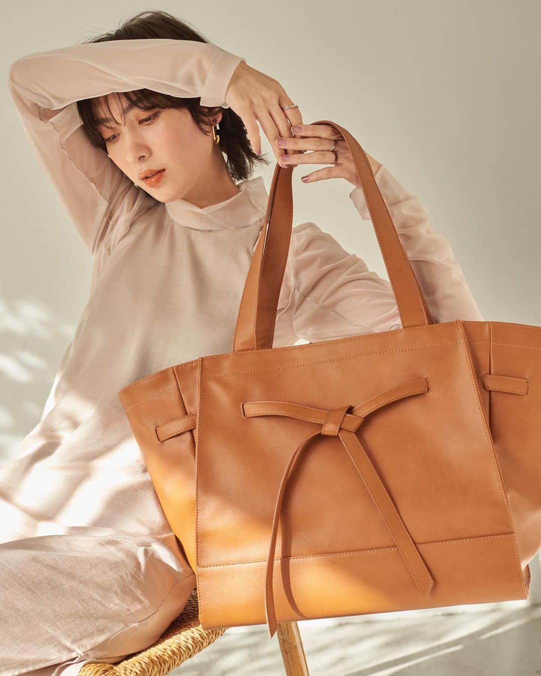 ソンイのインスタグラム：「プロデュースした @swu__official の「MULTIWAY BIG TOTE BAG」をご購入下さった皆様、 本当にありがとうございました😭✨  想定外の反響の大きさで、1日で全色完売となりました。  価格を少しでも抑えるために在庫数を多く確保し ゆっくり発売していく予定でしたので、 昨日のインスタライブでも在庫切れの状況での配信となってしまい、欲しいと思ってくださった皆様のご希望に添えず本当に申し訳ありません。  チーム一同で反響に驚きとても嬉しい誤算となりました😢  本来予定していた発売時期を伸ばし修正を何度も重ねて、 約1年かけて最後まで妥協せずに作り上げた商品が皆様に思いが伝わりお手元に届けられる事、感無量です。  また、再販のご要望も既にたくさん頂きありがとうございます。 再販については現状予定はしておりませんが前向きに検討はしていきます！  ただ、やはりまずは皆様からの感想やレビューのご意見を是非お聞きし、より一層いい商品作りをしていきたいと思っているので、 感想のメッセージをとても楽しみしています🥺❤️  たくさんの方のライフスタイルに寄り添えるバッグだと思いますので、長く使って頂けたら嬉しいです🌹  発売をずっと待っててくださりご購入くださった皆様、本当にありがとうございました🕊」