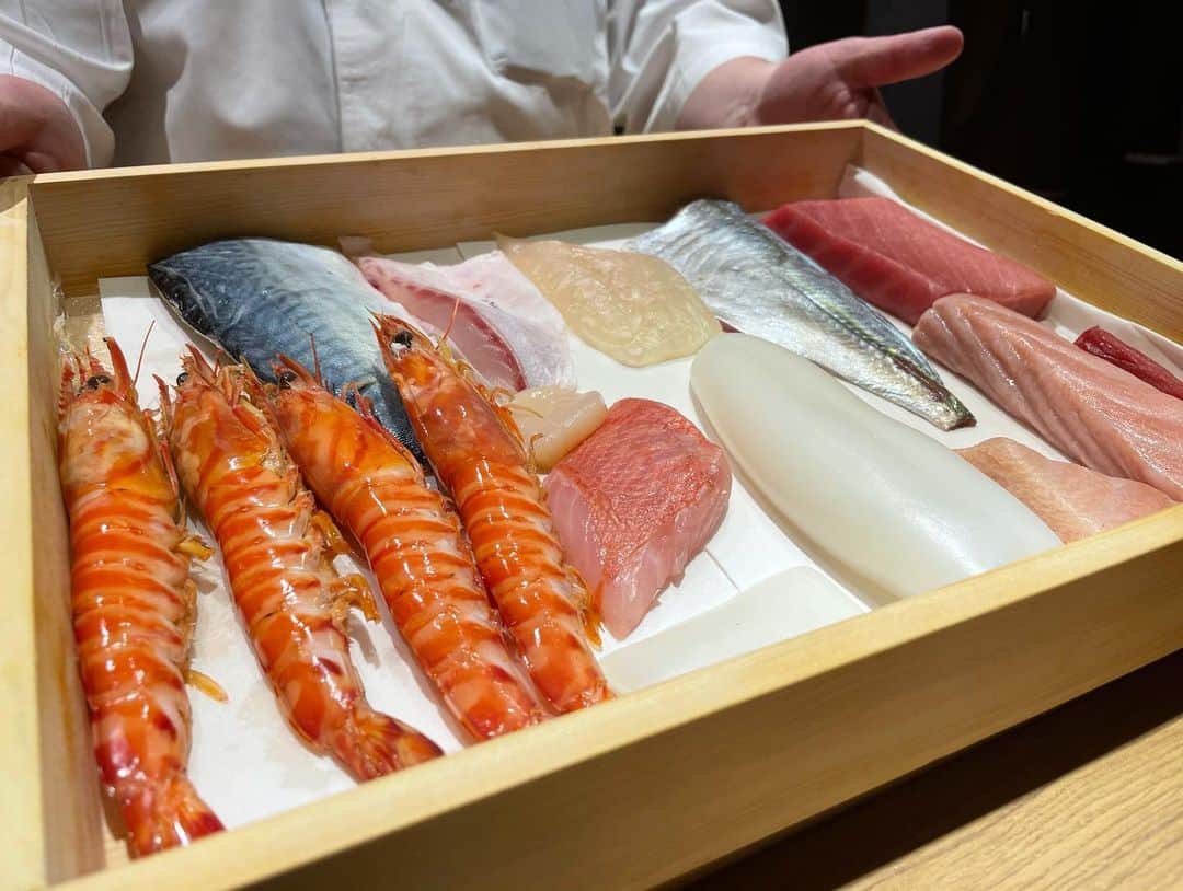 中川友里さんのインスタグラム写真 - (中川友里Instagram)「🌼🌼🌼 my fav sushi restaurant🐡❤️ @akihabara_sushi_tsubasa_tokyo  ・ ・ やっぱお寿司は🍣冬が旬なお魚が揃って美味しい😍🥰 ミシュラン出身の大将が握るお寿司、お寿司屋さんの魚卵TKGが前回衝撃すぎてまたリピートしてしまいました😂💫❤️ ・ 前回とメニューも変わってそして白子の茶碗蒸し😍(白子とか牡蠣とか蟹とか冬って美味しい食材ばかりで最高)山形牛🐂の手巻き寿司や旬の富山の寒ぶりのスモーク🐟✨✨素材の味が200000%味わえる丁寧なお料理とにぎりに舌鼓です🐥💪✨ 希少価値の高い日本酒🍶も大将オススメでお料理に合わせてペアリングしてくださるので、本当っっっっにオススメ‼️🌞🌟 営業は〜20時までだけど、お昼時間から通しで営業されてるのでお得なランチコースもオススメです🐡❤️ ・ ・ ・ #寿司　#ミシュラン出身大将の握るお寿司　#寿司つばさ　#秋葉原 #可愛いくまさんみたいな大将の趣味が生け花らしく毎回自らお花生けてるの🥺❤️可愛い」1月28日 17時19分 - darayunya