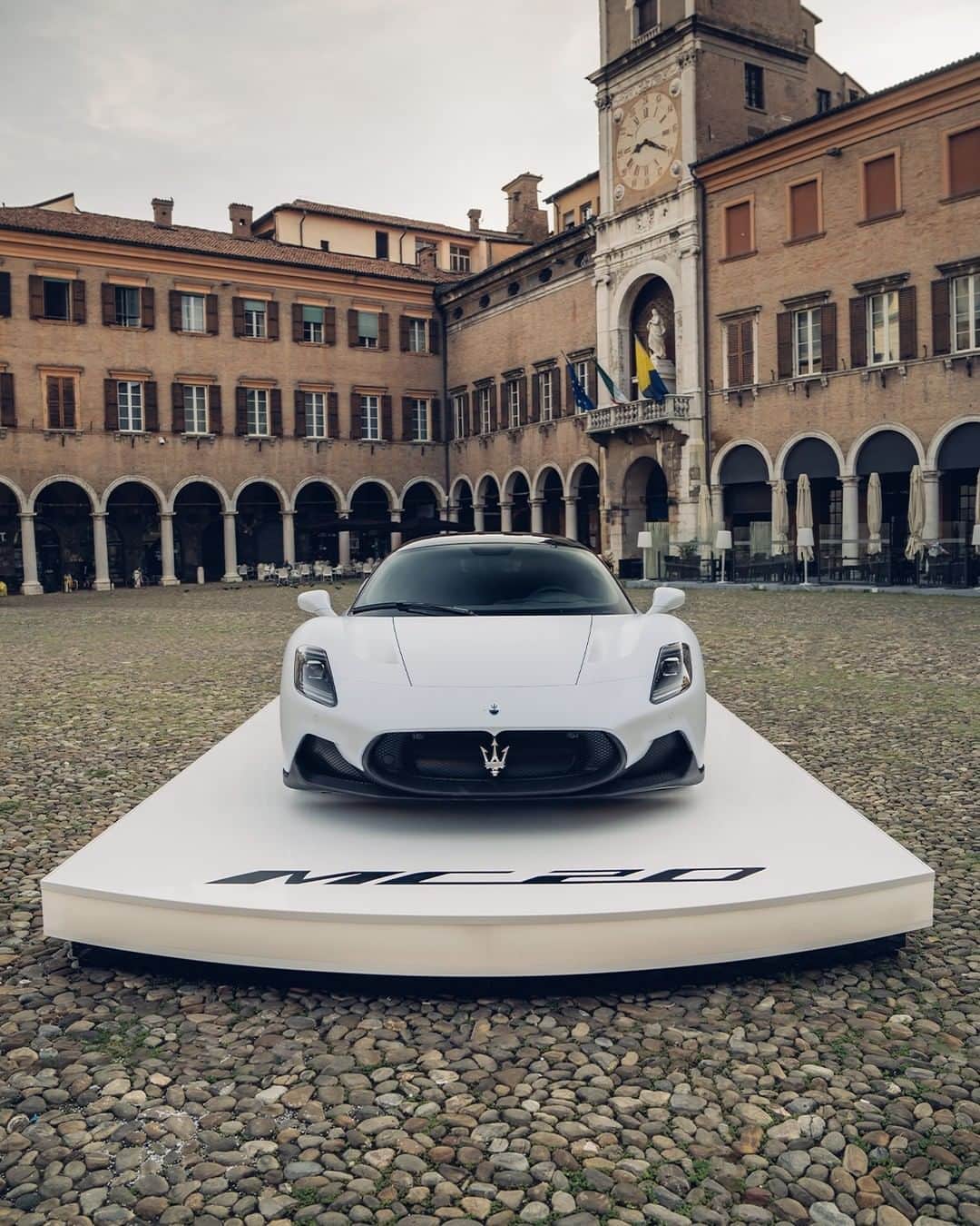 Maserati Japan | マセラティ ジャパンのインスタグラム：「Born from a passion for speed. Designed to reach the apex of beauty and engineering prowess. The #MaseratiMC20 is proudly #MadeinModena MC20. The First of its Kind. https://www.maserati.com/jp/ja/models/mc20 #Maserati」