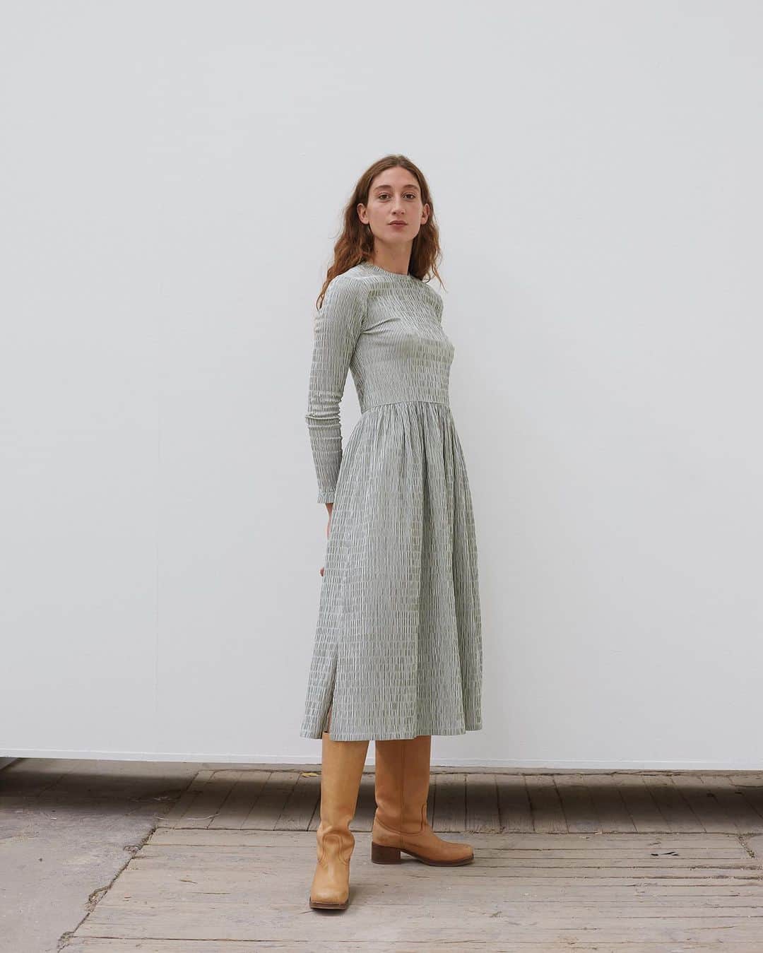 マッツノーガードのインスタグラム：「CRINKLED POP DOCCA DRESS army/off-white 〰️」