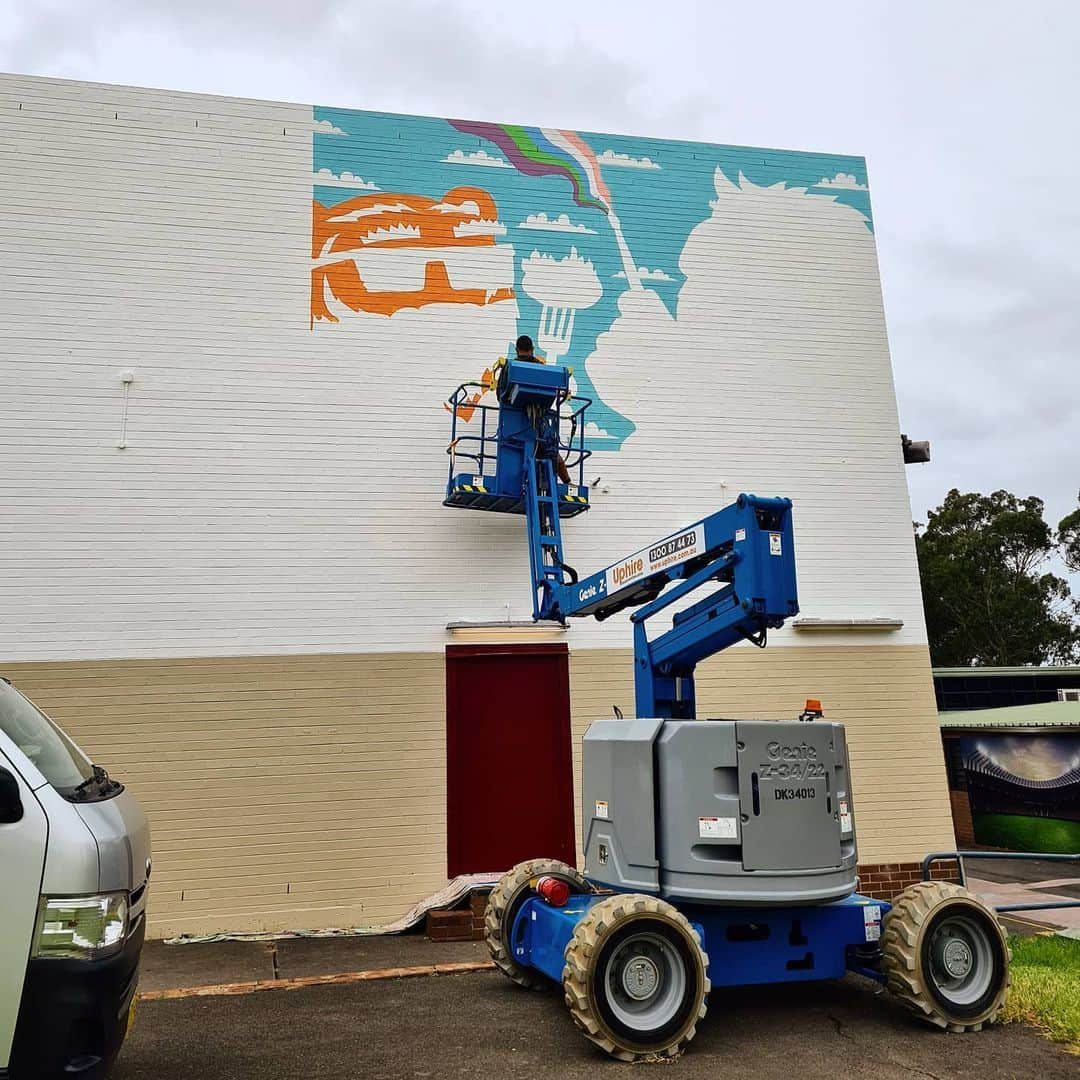 MULGAさんのインスタグラム写真 - (MULGAInstagram)「Getting into my first mural of 2021 at Kingsgrove North High School and how good are boom lifts! 🤜🤛👊⁣ ⁣ 📸 @oak.y ⁣ #mulgatheartist #muralart #schoolmural #schoolmurals」1月28日 17時23分 - mulgatheartist