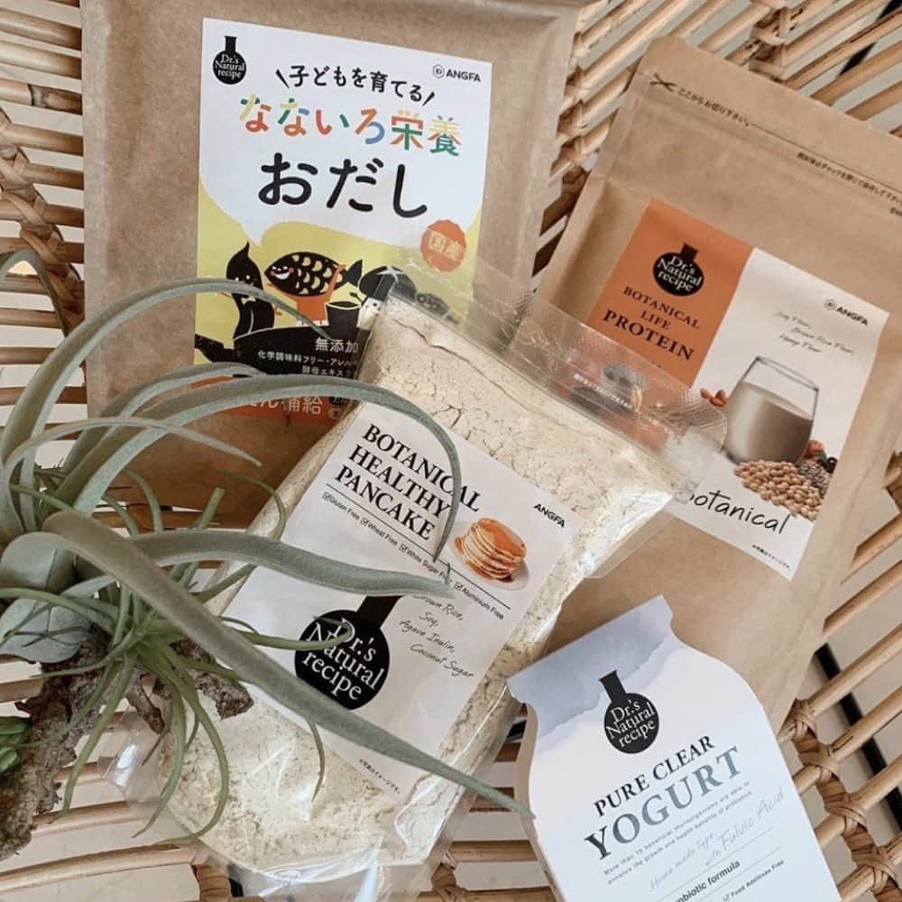 ドクターズナチュラルレシピさんのインスタグラム写真 - (ドクターズナチュラルレシピInstagram)「More Natural. ココロとカラダのために、できること。 さまざまなフィールドで輝くウェルネスの達人たちより健やかな毎日を送り、心身を美しく整えるための「秘訣」を自由に語っていただくスペシャルコンテンツ。3人目のゲストは、インフルエンサー・美容家のGENKING(@genkingkitchen)さんです。 ＊ 「大切なのは自分らしくあり続けること。不可能だと思われることもチャレンジしてみなければわからない。」GENKINGさん ＊ 全文は、WEBサイトでご確認いただけます。アカウントTOPのハイライトよりご確認ください。 ＊ 【自分が満たされると人への妬みも自然となくなっていく。】 　ナチュラルでいることって、カラダにとっても、ココロにとっても、すごく大切。私はずっと性に対する違和感を抱えて生きてきたので、心の中に人を妬んだり、将来を悲観したりする部分があったんです。でも、勇気を出してSNSでカミングアウトしてみたら、応援してくれる人がたくさんいて…。一番のコンプレックスが一番のチャームポイントになりました。自分が満たされると人への妬みも自然となくなっていくんでよすね。 　今はカラダも戸籍も本来の自分になって、毎日を自然体で過ごせて本当に幸せ。コロナ禍で心配や不安を感じることもあるけれど、大好きな彼がいつも隣にいてくれるから心強いです。 　夕方4時には「今夜何食べたい？」って彼にLINEを送るのが日課です。白米好きな彼のリクエストに応じると、がっつり系が多くなるんですよね。同じメニューを食べているとあっという間に太っちゃうので、自分用には玄米とこんにゃくのブレンド米に切替えました。一緒の食卓でもさりげなく糖質オフできるし（笑）、お通じもよくなるし、チャーハンなんかもパラパラに仕上がるので、気に入っています。１週間分をまとめて冷凍保存しておけば、忙しい時でもさっと準備できて便利です。 　ひとりごはんは簡単に（笑）。朝は酵素ドリンクにサラダやグルテンフリーのパンケーキ、お昼は“こんにゃく玄米”を使った納豆チャーハンとお味噌汁が定番。 ＊ 【日々口にするものを変えていくのがきれいへのいちばんの近道。】 　腸内環境を整える発酵食品をたっぷり摂る、サラダ油の代わりに米油、白砂糖代わりにアガベシロップを使う等、美容と健康は常に意識しています。 　食品や調味料に含まれる添加物や糖分などに気をつけるようになって、夜の寝つきがいいし、朝起きたときに体がすごく軽い。もともとむくみやすい体質で、今までは毎朝むくんだ顔のマッサージに30分くらいかけていたんですけど、それをやらなくても大丈夫になったんですよ。長年悩まされていたアレルギーやアトピーの症状も落ち着いてきて、「食」って本当に大切なんだなって実感しています。 　昔から「きれいになりたい」って思いが人一倍強くて、いろいろなダイエット法を試してきたし、ファスティングカウンセラーや和食マイスターの資格を取って、インナービューティーに関する勉強もしてきましたが、そのなかで気がついたのは、普段口にするものを少しずつ変えていくのが、きれいへの近道だし、ストレスなく続けられるということ。 ＊ 【試してみないと分からないし、やってみれば必ず学びはあるから】 　食生活には気をつけているものの、年々代謝が落ちて、太りやすくなってきているのも事実。毎日しっかり湯船に浸かったり、骨盤マッサージをしたりして、デトックスも心がけていますが、月に１、２回は軽めのファスティングもやっています。 　朝起きた時に、あまりお腹が空いてない日がファスティング開始のチャンス。その日の昼と夜はサラダとスープくらいにして胃を少しずつ休ませ、翌日は1日固形物を食べずに過ごします。消化し続けて疲れた内臓を休ませることで体内がリセットできるし、翌朝に食べる回復食のおかゆがとてもおいしく感じられて、食のありがたみも感じられるんです。もちろん、無理は禁物。お腹が空いたら酵素ドリンクやスープを飲んだり、野菜のペーストを口にしたりして、ストイックになりすぎないように気をつけています。 　ファスティングも食生活も、いろいろなスタイルがあって、どれが自分に合うかは試してみないとわからないもの。失敗してもそこに必ず学びはある！じっくり自分に合うやり方を見つけて、無理なく続けることが大切かなって思います。 　自分らしくあり続けることは人生においても大切なこと。私はずっとそうしてきたし、これからもそうしていきたいと思っています。ゆくゆくは彼と結婚して子供を持つのが夢。不可能だと思われることもチャレンジしてみなければわからない。「叶う」っていう字は、「口にプラス（＋）」というふうにも見えるから、どんどんポジティブな言葉を発していきたいな、と思っています。  ＊ げんきんぐ／インフルエンサー、美容家。SNSからテレビへ進出。ユニセックスタレントとして活躍した後に性同一性障害をカミングアウトし、2017年に性別適合手術を受け、戸籍上も女性となる。大人気のInstagramに加え、YouTubeアカウントも開設し、料理、美容、ファッション、メイク、DIYなどの情報を発信中。赤ちゃんに使えて環境にも優しい「ほのあかり美容液石鹸」のプロデュースも手掛ける。」1月28日 17時24分 - dr.s_natural_recipe