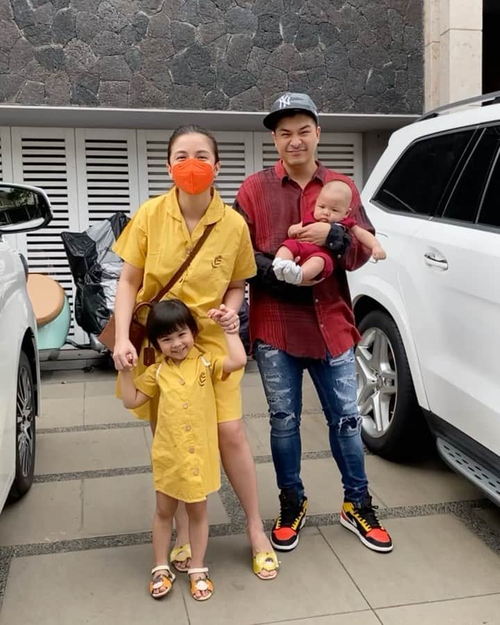 チェルシー・オリビアのインスタグラム：「Merah VS Kuning ♥️💛」