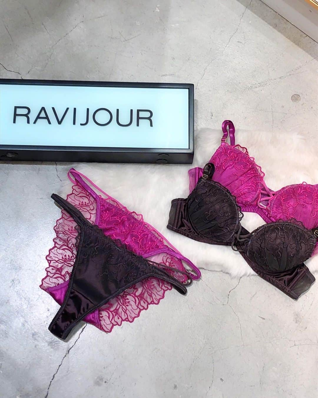 Ravijour札幌4丁目プラザ店さんのインスタグラム写真 - (Ravijour札幌4丁目プラザ店Instagram)「#onsale   寄せ感が強めな#ペタルホットリフト単品ブラ のご紹介です💕 詳しくはブログへ✈  #ラヴィジュール #ravijourstaff  #ravijour_official  #ravijoursapporo」1月28日 17時31分 - ravi_sapporo