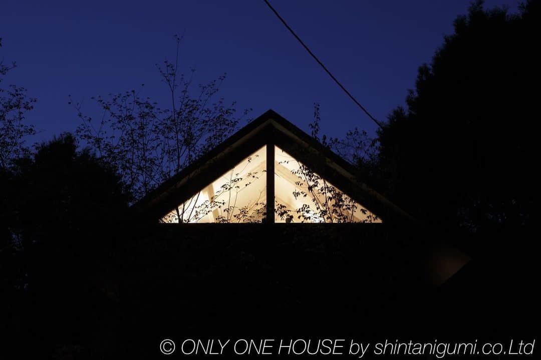 ONLY ONE HOUSE 株式会社 新谷組さんのインスタグラム写真 - (ONLY ONE HOUSE 株式会社 新谷組Instagram)「* #選べる平家 #casa amare #外観   「日本の伝統美」をテーマに設計されたモデル。  特徴的な三角屋根と そのカタチを活かした ロフトのように使える #1.5階 が特徴です☻  昼間は自然光が降り注ぎ 夜は天窓からキレイな星空が見えます🌝  more phots▶︎ @shintanigumi.co.ltd   casa amare ▶︎ http://www.casa-amare.jp/works/detail/41/  --------------------------------------  新谷組は土地探しから 設計施工管理の全てを 弊社で担う事ができます！  大工工務店だからこそ出来る 枠にとらわれない自由な発想で お客様のお家づくりを 全力でサポートいたします💪🏻  お気軽にご相談ください☻  #ONLY_ONE_HOUSE by shintanigumi.co.Ltd  本社TEL ▶︎0770-78-1255 事務所TEL ▶︎0770-59-2552 E-Mail ▶︎shintanigumi@outlook.jp 新谷組HP ▶︎http://www.shintanigumi.jp  --------------------------------------  #新谷組 #オンリーワンハウス #おおい町 #舞鶴市 #高浜町 #小浜市 #敦賀市 #若狭町 #美浜町 #新築 #一戸建て #外構工事 #改修工事 #シンプルライフ #マイホーム #注文住宅 #デザイン住宅 #自由設計 #工務店 #金属サイディング #家事楽動線 #家づくり #モデルハウス」1月28日 17時26分 - lidgehaus