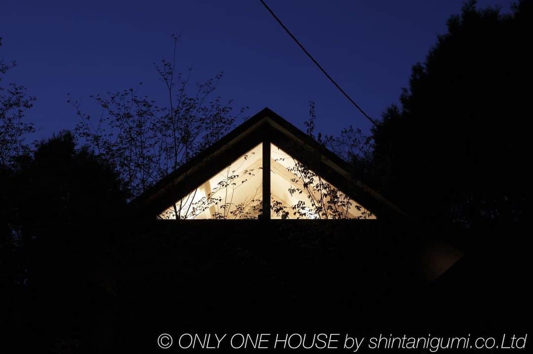 ONLY ONE HOUSE 株式会社 新谷組のインスタグラム：「* #選べる平家 #casa amare #外観   「日本の伝統美」をテーマに設計されたモデル。  特徴的な三角屋根と そのカタチを活かした ロフトのように使える #1.5階 が特徴です☻  昼間は自然光が降り注ぎ 夜は天窓からキレイな星空が見えます🌝  more phots▶︎ @shintanigumi.co.ltd   casa amare ▶︎ http://www.casa-amare.jp/works/detail/41/  --------------------------------------  新谷組は土地探しから 設計施工管理の全てを 弊社で担う事ができます！  大工工務店だからこそ出来る 枠にとらわれない自由な発想で お客様のお家づくりを 全力でサポートいたします💪🏻  お気軽にご相談ください☻  #ONLY_ONE_HOUSE by shintanigumi.co.Ltd  本社TEL ▶︎0770-78-1255 事務所TEL ▶︎0770-59-2552 E-Mail ▶︎shintanigumi@outlook.jp 新谷組HP ▶︎http://www.shintanigumi.jp  --------------------------------------  #新谷組 #オンリーワンハウス #おおい町 #舞鶴市 #高浜町 #小浜市 #敦賀市 #若狭町 #美浜町 #新築 #一戸建て #外構工事 #改修工事 #シンプルライフ #マイホーム #注文住宅 #デザイン住宅 #自由設計 #工務店 #金属サイディング #家事楽動線 #家づくり #モデルハウス」