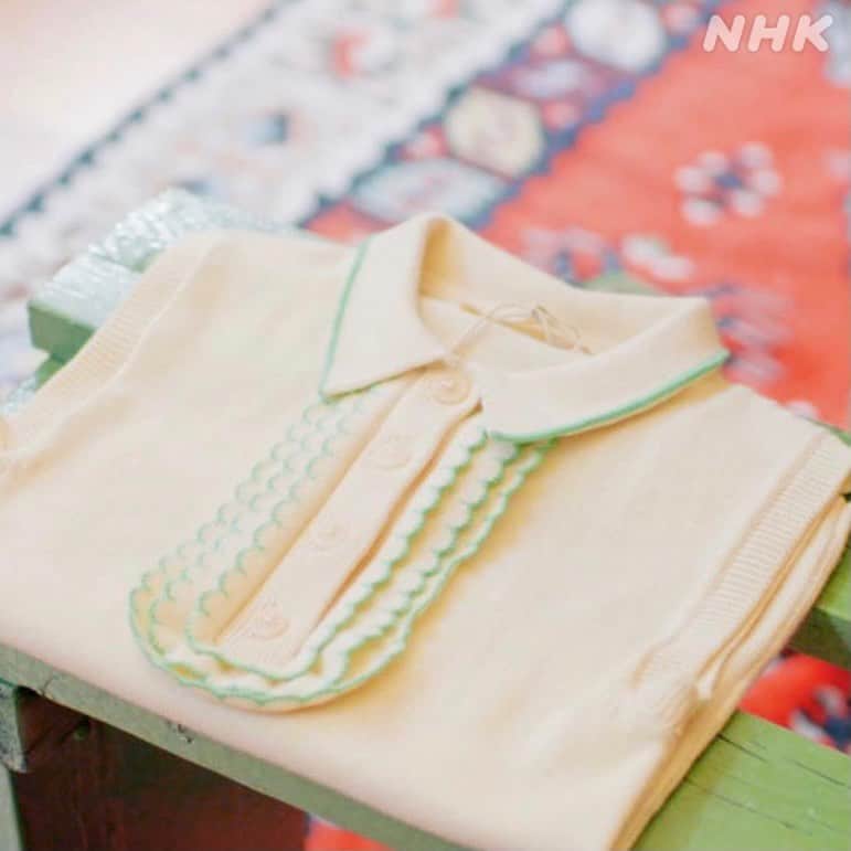 NHK「世界はほしいモノにあふれてる」さんのインスタグラム写真 - (NHK「世界はほしいモノにあふれてる」Instagram)「🐥イタリアンビンテージの世界は子ども服にも！🐥   ひそかに沸き起こっている 子ども服のビンテージブーム。  人気の理由は、 ビンテージならではのレトロ感🕰  すてきなイタリアンブランドの デッドストックが 倉庫に眠っています。   懐かしくもあり、 どこか新鮮なデザイン✨  ワンピースの丈や色味 細工を施したボタン、 細部まで絶妙で、 数に限りのある、貴重なモノ。  地方の小さな町をまわって集めている マニアもいるそうです😳  ビンテージマニアの店主の夢は、 現代の素材や縫製技術をつかって ビンテージの子ども服を復元させること！だそうです👗  愛と夢がつまった衣の世界。 すてきな物語とともにお届けします🌸   今夜10時30分　お楽しみに。  #nhk #せかほし #22時30分　 #鈴木亮平　#JUJU 　#神尾晋一郎 #世界はほしいモノにあふれてる #sekastagram  #イタリア　 #ミラノ　#世界遺産 #フランチャコルタ #モンテグラナーロ  #ビンテージ #子ども服　 #レザー　#革靴 #手編み　#ニット #ファッション #カワイイ  #おうち時間　 #旅行気分 #イタリア旅行」1月28日 17時35分 - nhk_sekahoshi