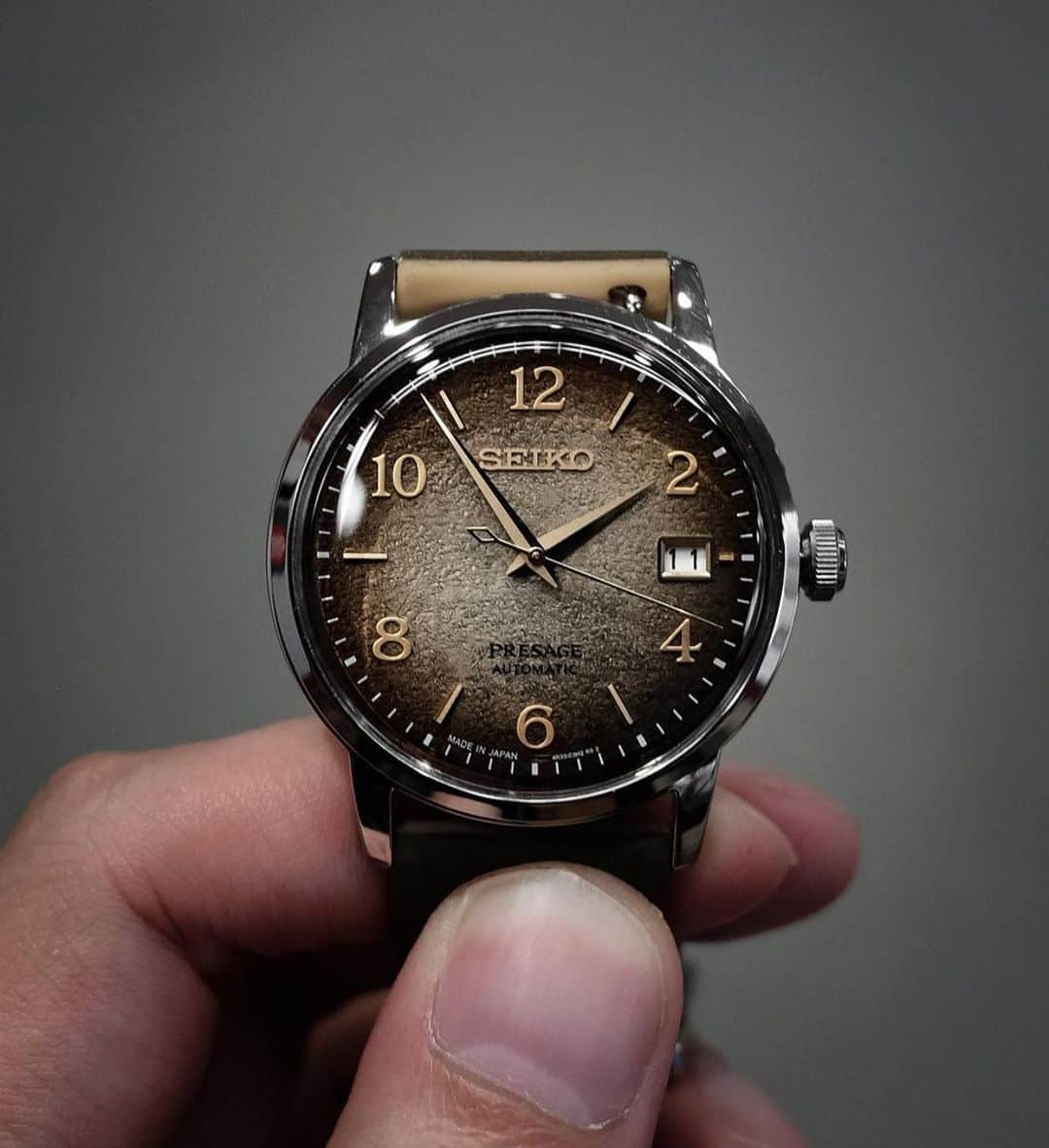 WATCHMANIAのインスタグラム：「38.5MM Seiko Cocktail Time Hojicha #SRPF43J1, limited edition of 7000 pieces, € 490. Value for the money.  @thatwatchaddict 📸」