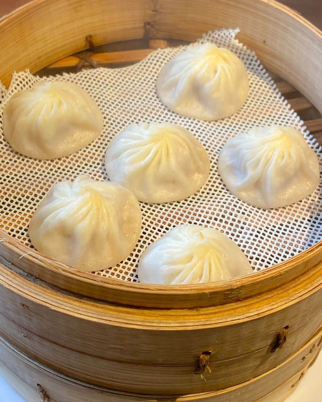 ベリッシモ・フランチェスコさんのインスタグラム写真 - (ベリッシモ・フランチェスコInstagram)「Delicious Xiaolongbao at Dintaifung Ikebukuro!!😋鼎泰豊の小籠包を頂きました！最高！笑😂 Me so sfonnato de Xiaolongbao!!!! La bontà straordinaria ❤️ #ベリッシモ #料理研究家 #francescobellissimo #chef #tvchef #celebritychef #dintaifung #xiaolongbao #gourmet #taiwanfood #taiwanesefood #vip #luxury #luxurylifestyle #foodporn #foodstagram #chefrock #bellissimochef #ikebukuro #小籠包 #鼎泰豊 #池袋 #グルメ #台湾 #enjoylife #enjoyfood #chinesefood #mesosfonnato」1月28日 17時41分 - bellissimoyoshi