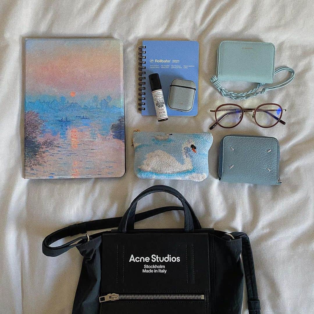 のインスタグラム：「バッグの中身👜🐬  acneのバッグは買って良かったバッグのひとつ🪐🤍  サイズはminiのほうです🤞🏻  ㅤㅤㅤ  Special thanks ❤︎﻿ @sen.jp____   ————————————————— ㅤ﻿ ﻿ お気に入りの写真に @press.inc ﻿ タグ🏷して投稿してください♡﻿ あなたのアカウントをご紹介致します! ㅤ﻿ ㅤ﻿ —————————————————  #バッグの中身 #カバンの中身 #アクネ #acnestudios #ipad #水色 #paleblue #ポーチ #マルジェラ #jilsander #ジルサンダー #お気に入り #置き画」
