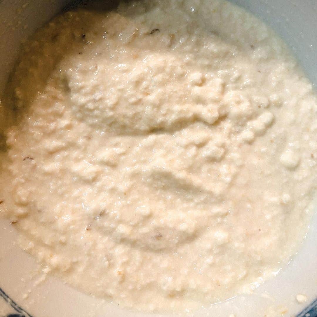 久保田磨希さんのインスタグラム写真 - (久保田磨希Instagram)「映画のワンシーン？🎬 いえ、我が家のキッチンです。 なんか疲れ加減がリアル💦💦💦 今日も夕飯の下ごしらえをしてきましたよ。 白菜のくるくる巻きに豆乳入れて煮る ジャガイモとタラに豆腐のペーストをかけてチーズを乗せて焼く。 あれ？最近、イソフラボン欲してる？！？！無意識です。 #久保田磨希 #夕飯の下ごしらえ #MAC包丁 #いいものプレミアム」1月28日 17時42分 - maki_kubota1973