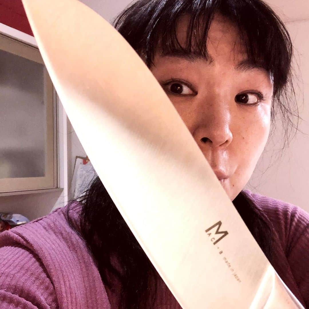 久保田磨希さんのインスタグラム写真 - (久保田磨希Instagram)「映画のワンシーン？🎬 いえ、我が家のキッチンです。 なんか疲れ加減がリアル💦💦💦 今日も夕飯の下ごしらえをしてきましたよ。 白菜のくるくる巻きに豆乳入れて煮る ジャガイモとタラに豆腐のペーストをかけてチーズを乗せて焼く。 あれ？最近、イソフラボン欲してる？！？！無意識です。 #久保田磨希 #夕飯の下ごしらえ #MAC包丁 #いいものプレミアム」1月28日 17時42分 - maki_kubota1973