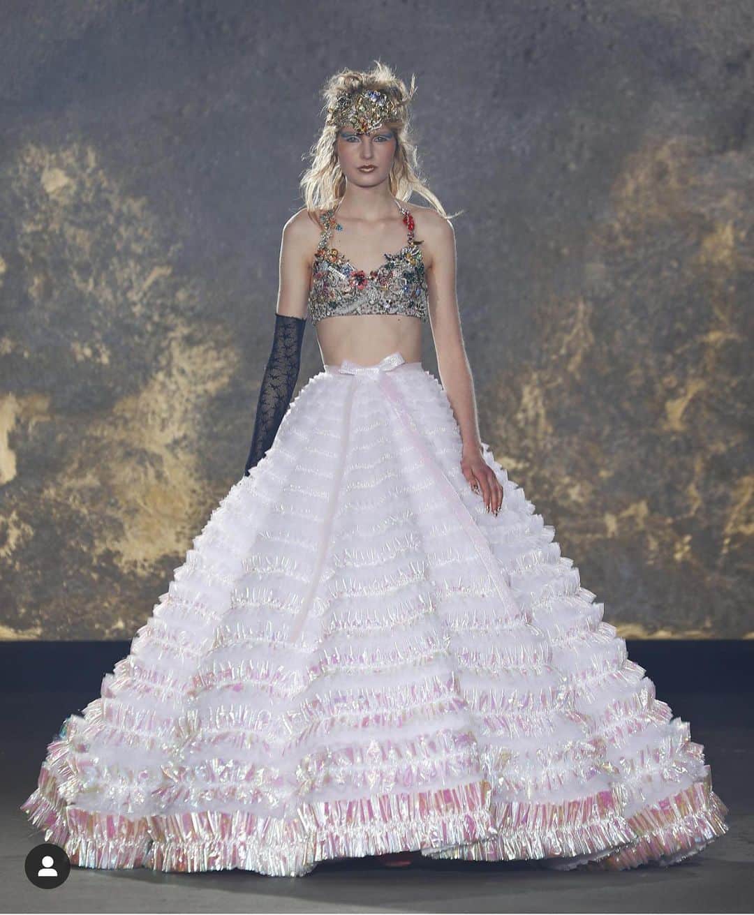 アンナ・デッロ・ルッソのインスタグラム：「@viktorandrolf #viktorandrolf #couture #ss21 💝💝💝」