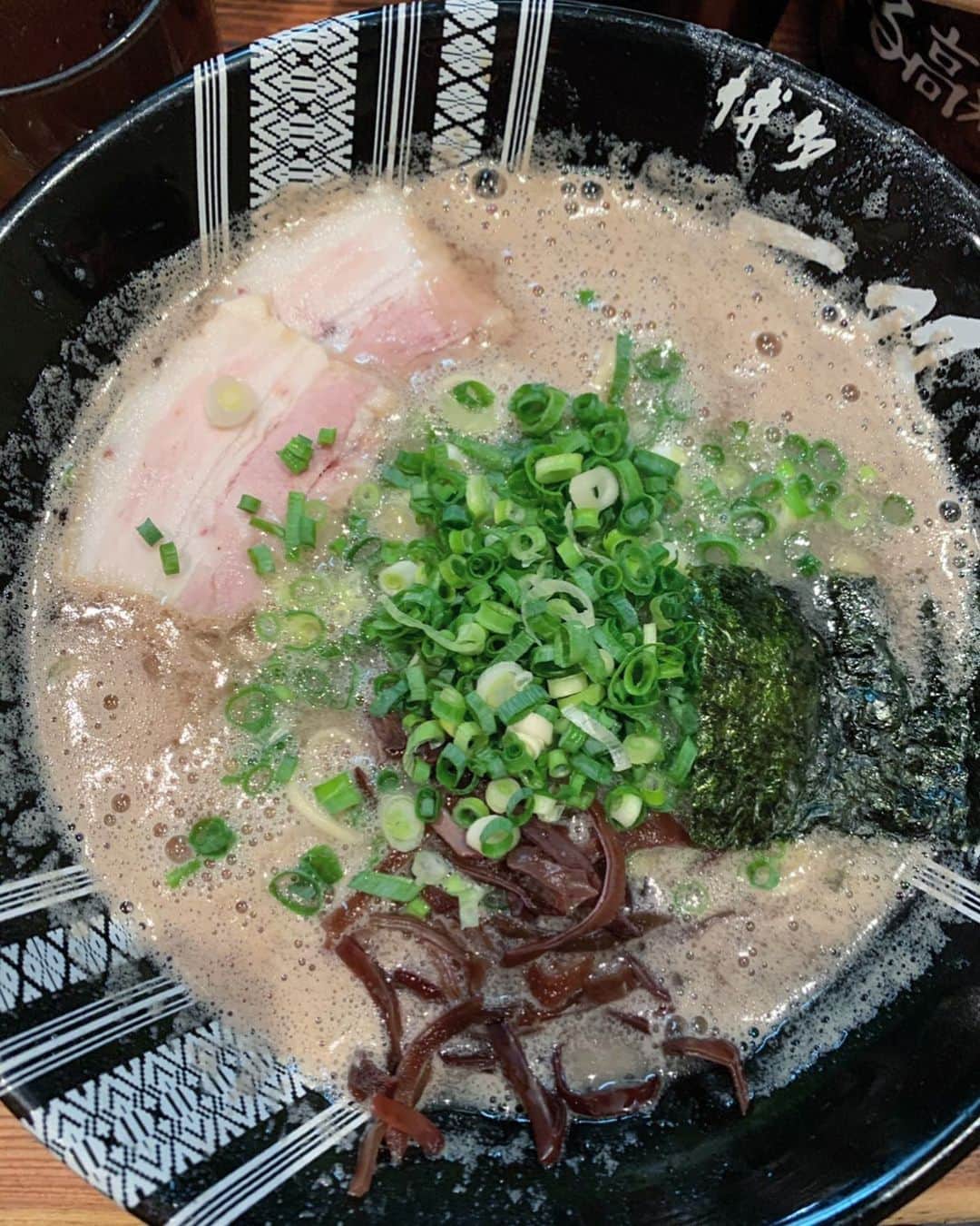 宮本侑芽のインスタグラム：「. 寒い日は 食べたくなるよ ラーメンが。  福岡出身なのに食べたことなかった #博多一双 さん。 ともよ氏（ @tomoyo_kurosawa_ ）が 好きって言ってたの思い出して 食べたらんもうたまらんかった。  ありがとうともよ氏。  #黒沢ともよ #宮本侑芽」