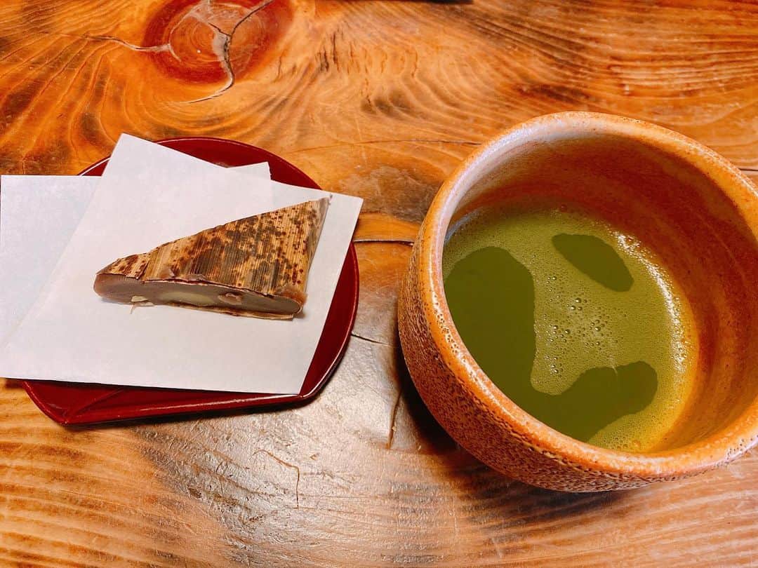 望月りさのインスタグラム：「はあ〜癒される お抹茶、和菓子大好き🤤 #癒しの時間」