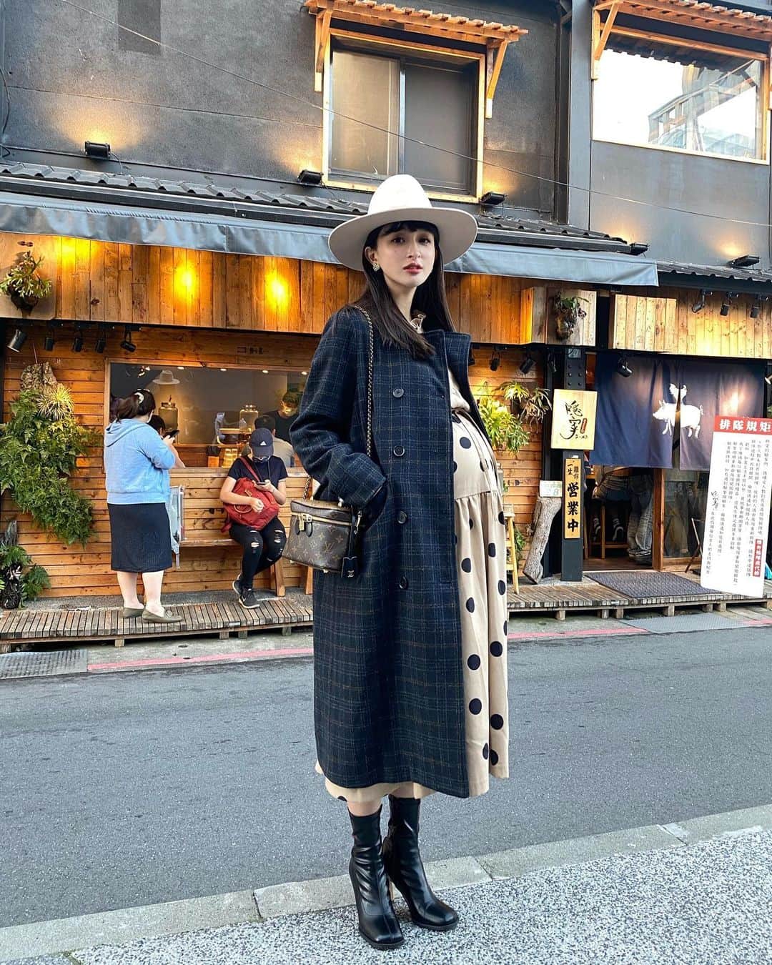 Kerinaさんのインスタグラム写真 - (KerinaInstagram)「有沒有人是拉麵控呀？ 某一天走在路上大概才傍晚五點初頭 遠遠就看到有一家拉麵店已經不少人在排隊了 平常很懶得排隊的我，完全被這家店吸引住 可能是心理很懷疑，有這麼好吃嗎？ 還沒到餐期時間就已經有人在排隊了🤔 剛好離下個行程還有一個小空檔 就以一個「看它是能有多好吃」的心態坐下開始排隊  還好拉麵大家幾乎都是吃完就走 所以大概只排了不到半小時就輪到我們了 進門之後入口有自助點餐機 覺得有種瞬間來到日本的懷念感 在排隊的時候就有先上網爬了一下文 蠻多人推薦點黃金雞湯拉麵的 抱著既期待又怕受傷害的心情給它點下去 我選的是舒肥嫩雞肉 另外再點一盤綜合肉跟助理一起分食  好～～必須要說湯頭真的蠻清爽好喝的耶 我幾乎整碗湯喝光光！ 麵可以選擇捲麵跟粗麵以及軟硬度 我選了捲麵（正常硬度） 麵條也很Q彈好吃，而且大中小份量價錢都一樣 所以我選了中的，很怕吃不飽😂 中的對一般女生來說吃得完但有點撐 男生可能就是要點大的～ 整體來說我給它90分耶 吃完會想再二訪的好吃👏🏻👏🏻  結果吃完離開之後馬上才收到朋友的訊息 也說這家超好吃，她推薦辣豚骨拉麵 也有另個朋友推薦同個老闆開的道樂拉麵也說不錯 感覺之後可以開啟我的拉麵之旅 有點想念日本了～～  #大家還吃過哪幾家覺得大推的 #送我拉麵口袋名單🙏🏻 #台北拉麵 #拉麵控 #薛妞孕穿搭 #anirek  外套/洋裝 @anirek_official  靴 @loveya.studio 帽子 @lackofcoloraus」1月28日 17時56分 - kerina_hsueh