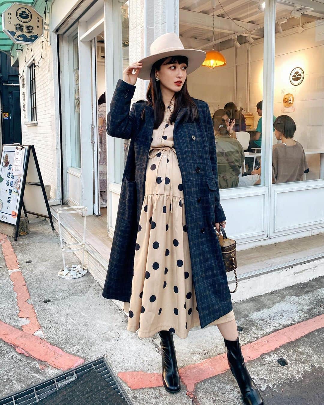 Kerinaさんのインスタグラム写真 - (KerinaInstagram)「有沒有人是拉麵控呀？ 某一天走在路上大概才傍晚五點初頭 遠遠就看到有一家拉麵店已經不少人在排隊了 平常很懶得排隊的我，完全被這家店吸引住 可能是心理很懷疑，有這麼好吃嗎？ 還沒到餐期時間就已經有人在排隊了🤔 剛好離下個行程還有一個小空檔 就以一個「看它是能有多好吃」的心態坐下開始排隊  還好拉麵大家幾乎都是吃完就走 所以大概只排了不到半小時就輪到我們了 進門之後入口有自助點餐機 覺得有種瞬間來到日本的懷念感 在排隊的時候就有先上網爬了一下文 蠻多人推薦點黃金雞湯拉麵的 抱著既期待又怕受傷害的心情給它點下去 我選的是舒肥嫩雞肉 另外再點一盤綜合肉跟助理一起分食  好～～必須要說湯頭真的蠻清爽好喝的耶 我幾乎整碗湯喝光光！ 麵可以選擇捲麵跟粗麵以及軟硬度 我選了捲麵（正常硬度） 麵條也很Q彈好吃，而且大中小份量價錢都一樣 所以我選了中的，很怕吃不飽😂 中的對一般女生來說吃得完但有點撐 男生可能就是要點大的～ 整體來說我給它90分耶 吃完會想再二訪的好吃👏🏻👏🏻  結果吃完離開之後馬上才收到朋友的訊息 也說這家超好吃，她推薦辣豚骨拉麵 也有另個朋友推薦同個老闆開的道樂拉麵也說不錯 感覺之後可以開啟我的拉麵之旅 有點想念日本了～～  #大家還吃過哪幾家覺得大推的 #送我拉麵口袋名單🙏🏻 #台北拉麵 #拉麵控 #薛妞孕穿搭 #anirek  外套/洋裝 @anirek_official  靴 @loveya.studio 帽子 @lackofcoloraus」1月28日 17時56分 - kerina_hsueh