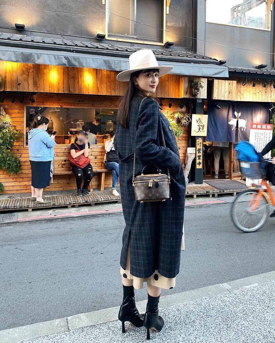 Kerinaさんのインスタグラム写真 - (KerinaInstagram)「有沒有人是拉麵控呀？ 某一天走在路上大概才傍晚五點初頭 遠遠就看到有一家拉麵店已經不少人在排隊了 平常很懶得排隊的我，完全被這家店吸引住 可能是心理很懷疑，有這麼好吃嗎？ 還沒到餐期時間就已經有人在排隊了🤔 剛好離下個行程還有一個小空檔 就以一個「看它是能有多好吃」的心態坐下開始排隊  還好拉麵大家幾乎都是吃完就走 所以大概只排了不到半小時就輪到我們了 進門之後入口有自助點餐機 覺得有種瞬間來到日本的懷念感 在排隊的時候就有先上網爬了一下文 蠻多人推薦點黃金雞湯拉麵的 抱著既期待又怕受傷害的心情給它點下去 我選的是舒肥嫩雞肉 另外再點一盤綜合肉跟助理一起分食  好～～必須要說湯頭真的蠻清爽好喝的耶 我幾乎整碗湯喝光光！ 麵可以選擇捲麵跟粗麵以及軟硬度 我選了捲麵（正常硬度） 麵條也很Q彈好吃，而且大中小份量價錢都一樣 所以我選了中的，很怕吃不飽😂 中的對一般女生來說吃得完但有點撐 男生可能就是要點大的～ 整體來說我給它90分耶 吃完會想再二訪的好吃👏🏻👏🏻  結果吃完離開之後馬上才收到朋友的訊息 也說這家超好吃，她推薦辣豚骨拉麵 也有另個朋友推薦同個老闆開的道樂拉麵也說不錯 感覺之後可以開啟我的拉麵之旅 有點想念日本了～～  #大家還吃過哪幾家覺得大推的 #送我拉麵口袋名單🙏🏻 #台北拉麵 #拉麵控 #薛妞孕穿搭 #anirek  外套/洋裝 @anirek_official  靴 @loveya.studio 帽子 @lackofcoloraus」1月28日 17時56分 - kerina_hsueh