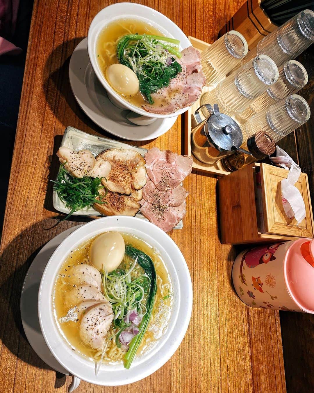 Kerinaさんのインスタグラム写真 - (KerinaInstagram)「有沒有人是拉麵控呀？ 某一天走在路上大概才傍晚五點初頭 遠遠就看到有一家拉麵店已經不少人在排隊了 平常很懶得排隊的我，完全被這家店吸引住 可能是心理很懷疑，有這麼好吃嗎？ 還沒到餐期時間就已經有人在排隊了🤔 剛好離下個行程還有一個小空檔 就以一個「看它是能有多好吃」的心態坐下開始排隊  還好拉麵大家幾乎都是吃完就走 所以大概只排了不到半小時就輪到我們了 進門之後入口有自助點餐機 覺得有種瞬間來到日本的懷念感 在排隊的時候就有先上網爬了一下文 蠻多人推薦點黃金雞湯拉麵的 抱著既期待又怕受傷害的心情給它點下去 我選的是舒肥嫩雞肉 另外再點一盤綜合肉跟助理一起分食  好～～必須要說湯頭真的蠻清爽好喝的耶 我幾乎整碗湯喝光光！ 麵可以選擇捲麵跟粗麵以及軟硬度 我選了捲麵（正常硬度） 麵條也很Q彈好吃，而且大中小份量價錢都一樣 所以我選了中的，很怕吃不飽😂 中的對一般女生來說吃得完但有點撐 男生可能就是要點大的～ 整體來說我給它90分耶 吃完會想再二訪的好吃👏🏻👏🏻  結果吃完離開之後馬上才收到朋友的訊息 也說這家超好吃，她推薦辣豚骨拉麵 也有另個朋友推薦同個老闆開的道樂拉麵也說不錯 感覺之後可以開啟我的拉麵之旅 有點想念日本了～～  #大家還吃過哪幾家覺得大推的 #送我拉麵口袋名單🙏🏻 #台北拉麵 #拉麵控 #薛妞孕穿搭 #anirek  外套/洋裝 @anirek_official  靴 @loveya.studio 帽子 @lackofcoloraus」1月28日 17時56分 - kerina_hsueh
