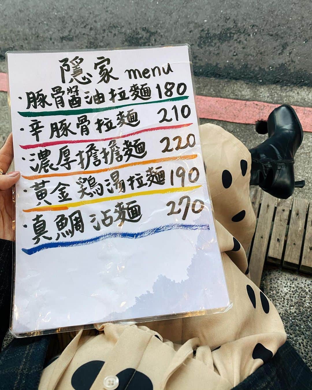 Kerinaさんのインスタグラム写真 - (KerinaInstagram)「有沒有人是拉麵控呀？ 某一天走在路上大概才傍晚五點初頭 遠遠就看到有一家拉麵店已經不少人在排隊了 平常很懶得排隊的我，完全被這家店吸引住 可能是心理很懷疑，有這麼好吃嗎？ 還沒到餐期時間就已經有人在排隊了🤔 剛好離下個行程還有一個小空檔 就以一個「看它是能有多好吃」的心態坐下開始排隊  還好拉麵大家幾乎都是吃完就走 所以大概只排了不到半小時就輪到我們了 進門之後入口有自助點餐機 覺得有種瞬間來到日本的懷念感 在排隊的時候就有先上網爬了一下文 蠻多人推薦點黃金雞湯拉麵的 抱著既期待又怕受傷害的心情給它點下去 我選的是舒肥嫩雞肉 另外再點一盤綜合肉跟助理一起分食  好～～必須要說湯頭真的蠻清爽好喝的耶 我幾乎整碗湯喝光光！ 麵可以選擇捲麵跟粗麵以及軟硬度 我選了捲麵（正常硬度） 麵條也很Q彈好吃，而且大中小份量價錢都一樣 所以我選了中的，很怕吃不飽😂 中的對一般女生來說吃得完但有點撐 男生可能就是要點大的～ 整體來說我給它90分耶 吃完會想再二訪的好吃👏🏻👏🏻  結果吃完離開之後馬上才收到朋友的訊息 也說這家超好吃，她推薦辣豚骨拉麵 也有另個朋友推薦同個老闆開的道樂拉麵也說不錯 感覺之後可以開啟我的拉麵之旅 有點想念日本了～～  #大家還吃過哪幾家覺得大推的 #送我拉麵口袋名單🙏🏻 #台北拉麵 #拉麵控 #薛妞孕穿搭 #anirek  外套/洋裝 @anirek_official  靴 @loveya.studio 帽子 @lackofcoloraus」1月28日 17時56分 - kerina_hsueh
