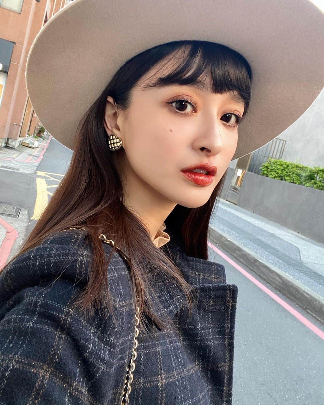 Kerinaさんのインスタグラム写真 - (KerinaInstagram)「有沒有人是拉麵控呀？ 某一天走在路上大概才傍晚五點初頭 遠遠就看到有一家拉麵店已經不少人在排隊了 平常很懶得排隊的我，完全被這家店吸引住 可能是心理很懷疑，有這麼好吃嗎？ 還沒到餐期時間就已經有人在排隊了🤔 剛好離下個行程還有一個小空檔 就以一個「看它是能有多好吃」的心態坐下開始排隊  還好拉麵大家幾乎都是吃完就走 所以大概只排了不到半小時就輪到我們了 進門之後入口有自助點餐機 覺得有種瞬間來到日本的懷念感 在排隊的時候就有先上網爬了一下文 蠻多人推薦點黃金雞湯拉麵的 抱著既期待又怕受傷害的心情給它點下去 我選的是舒肥嫩雞肉 另外再點一盤綜合肉跟助理一起分食  好～～必須要說湯頭真的蠻清爽好喝的耶 我幾乎整碗湯喝光光！ 麵可以選擇捲麵跟粗麵以及軟硬度 我選了捲麵（正常硬度） 麵條也很Q彈好吃，而且大中小份量價錢都一樣 所以我選了中的，很怕吃不飽😂 中的對一般女生來說吃得完但有點撐 男生可能就是要點大的～ 整體來說我給它90分耶 吃完會想再二訪的好吃👏🏻👏🏻  結果吃完離開之後馬上才收到朋友的訊息 也說這家超好吃，她推薦辣豚骨拉麵 也有另個朋友推薦同個老闆開的道樂拉麵也說不錯 感覺之後可以開啟我的拉麵之旅 有點想念日本了～～  #大家還吃過哪幾家覺得大推的 #送我拉麵口袋名單🙏🏻 #台北拉麵 #拉麵控 #薛妞孕穿搭 #anirek  外套/洋裝 @anirek_official  靴 @loveya.studio 帽子 @lackofcoloraus」1月28日 17時56分 - kerina_hsueh